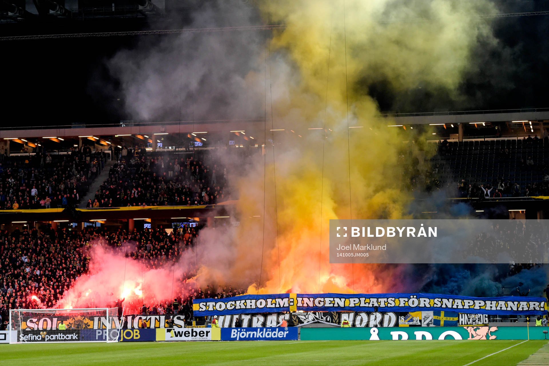 s eldar bengaler och har en banderoll Stockholm är ingen