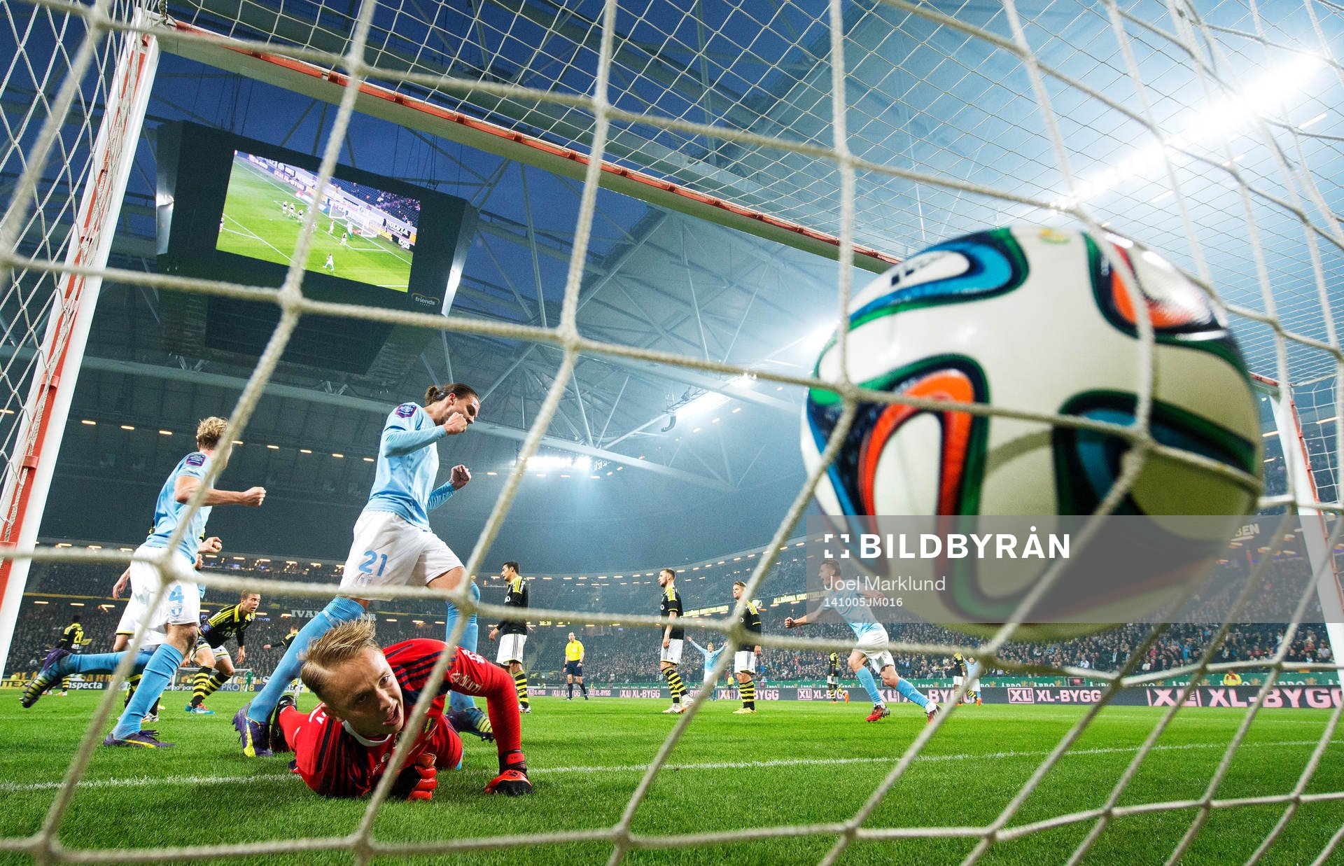 s målvakt Patrik Carlgren deppar när han ser 0-1-bollen