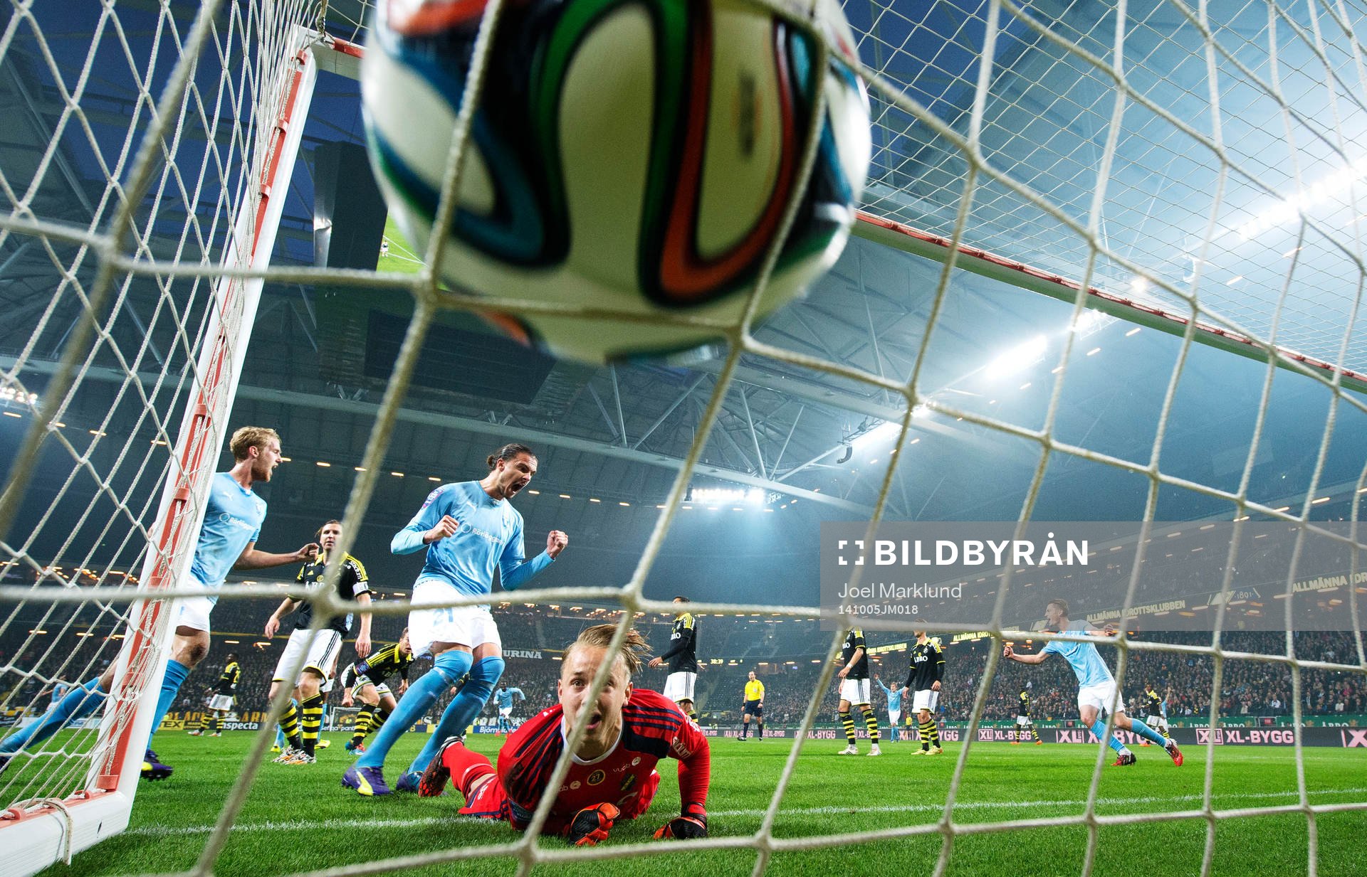 s målvakt Patrik Carlgren deppar när han ser 0-1-bollen