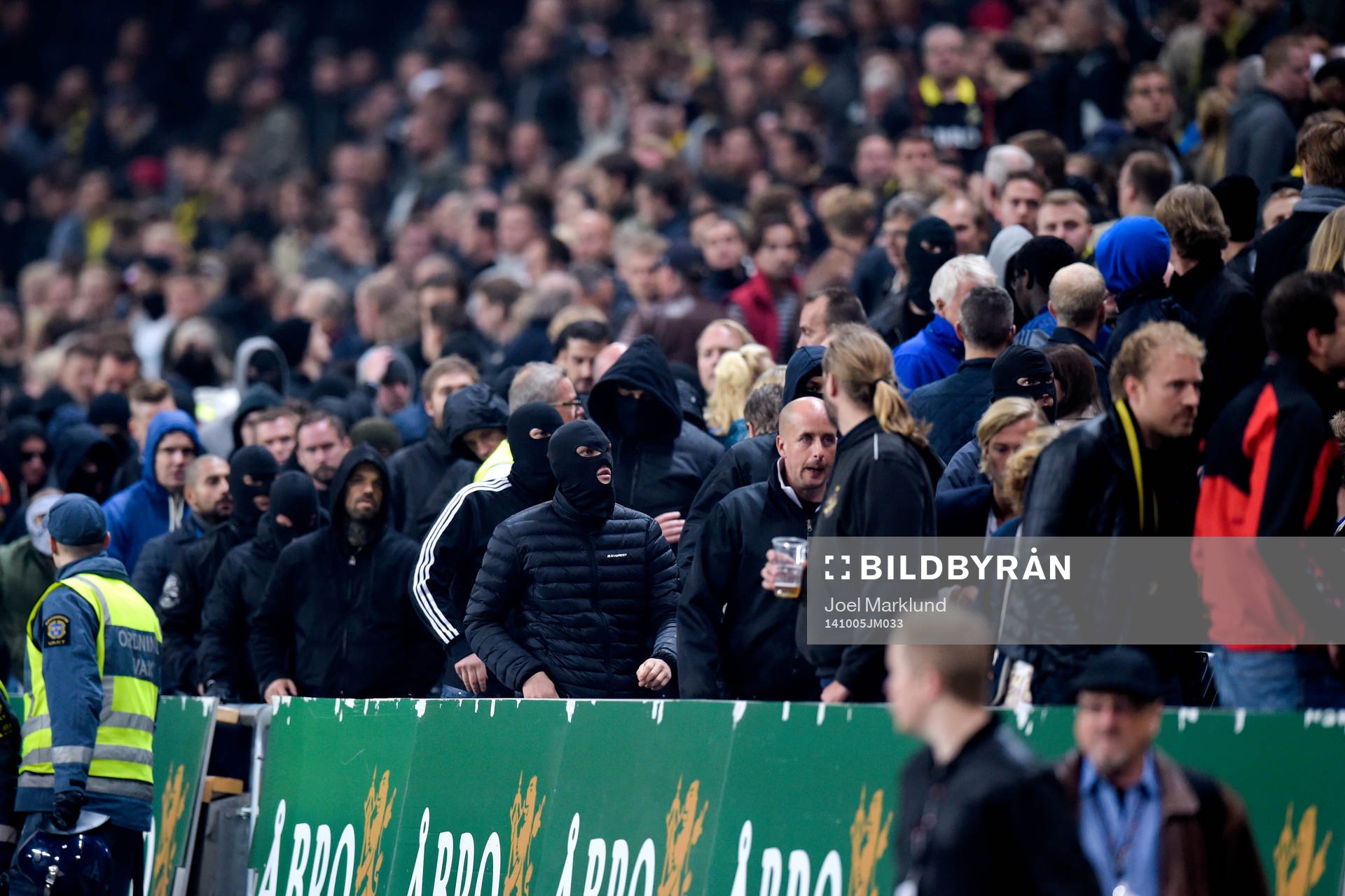 Maskerade män rör sig mot Malmö FFs supportrar