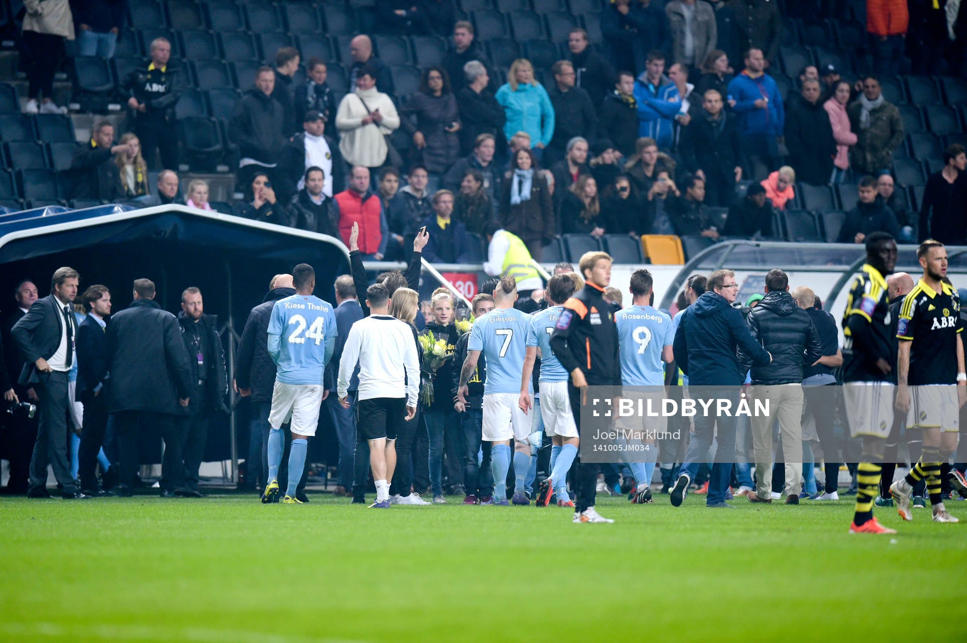 Malmö FFs spelare lämnar planen