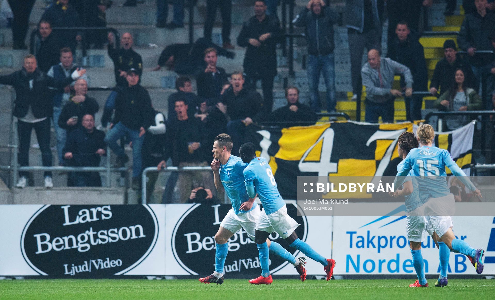 Malmö FF:s Markus Rosenberg jublar framför AIK:s klack efter att ha gjort 2-3 under fotbollsmatchen i Allsvenskan mellan AIK och Malmö FF den 5 oktober 2014 i Stockholm.