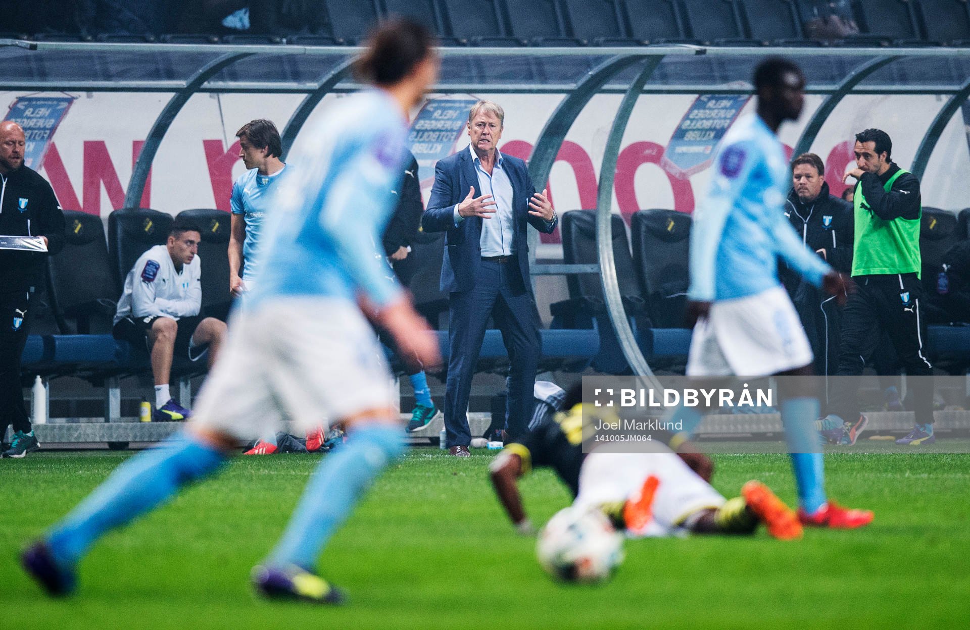 s tränare Åge Hareide gestikulerar