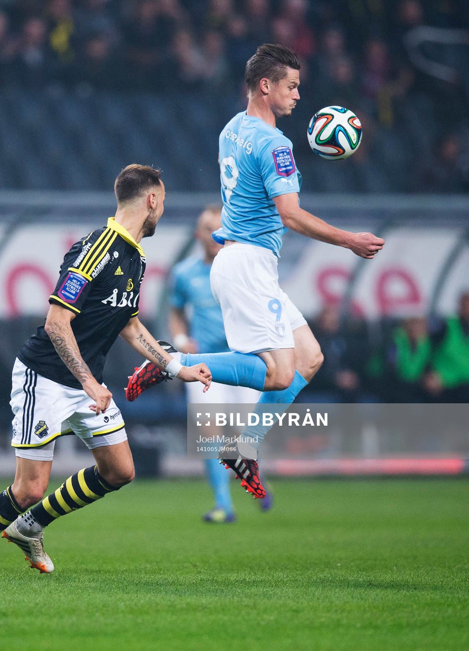 s Markus Rosenberg (t h) tar ner bollen framför AIK:s