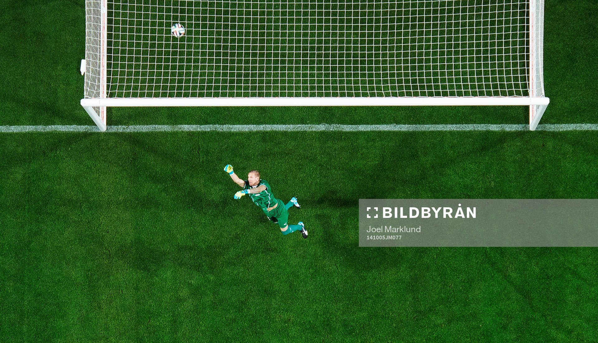 Malmö FF:s målvakt målvakt Robin Olsen släpper in 2-2 från AIK:s Nabil Bahoui (ej i bild) under fotbollsmatchen i Allsvenskan mellan AIK och Malmö FF den 5 oktober 2014 i Stockholm.