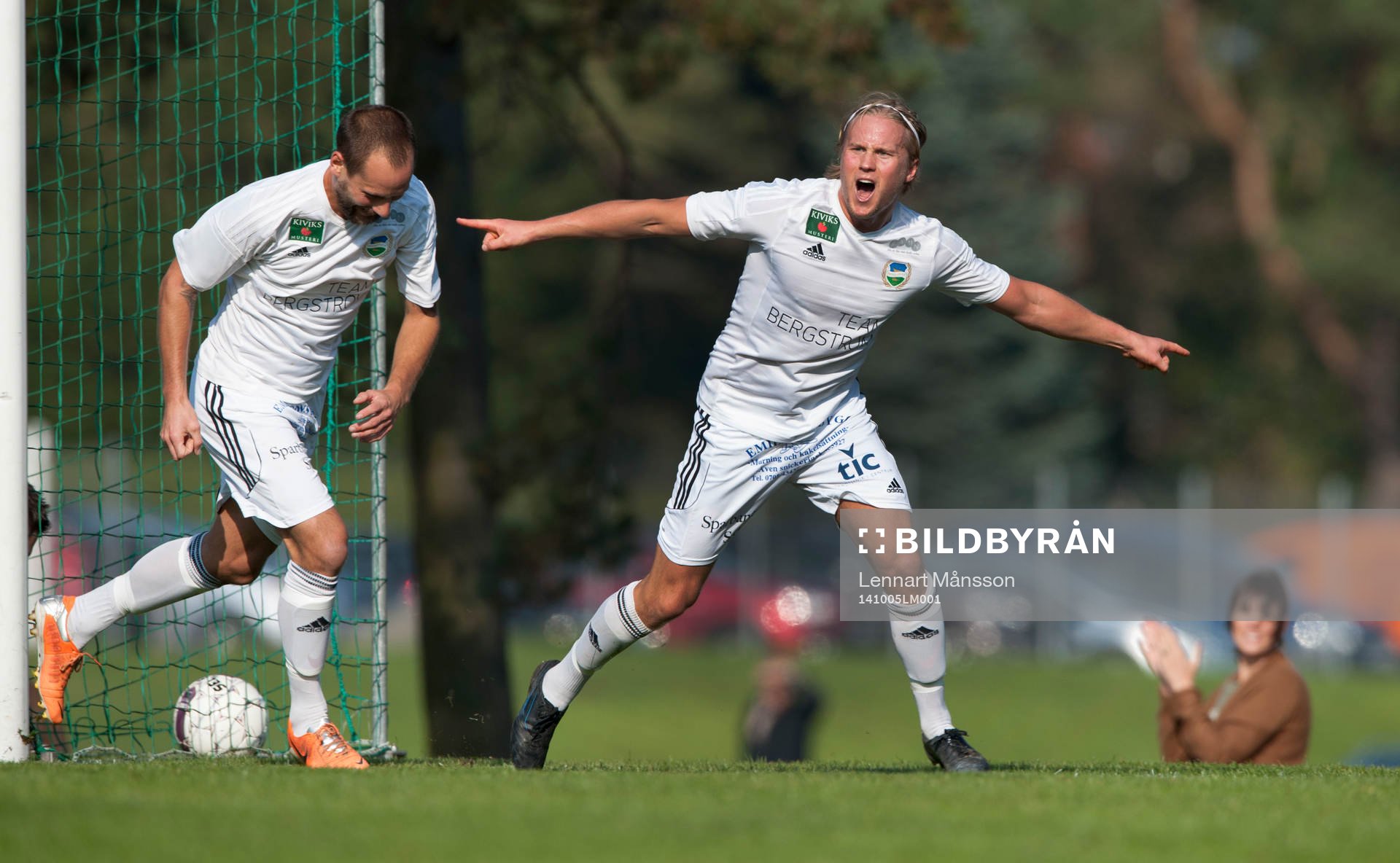 Österlens Henrik Lundgren har gjort 1-0 och grattas av Jim Nylander i matchen i division 3 mellan Österlen och IFK Malmö i Skillinge 5 oktober 2014.