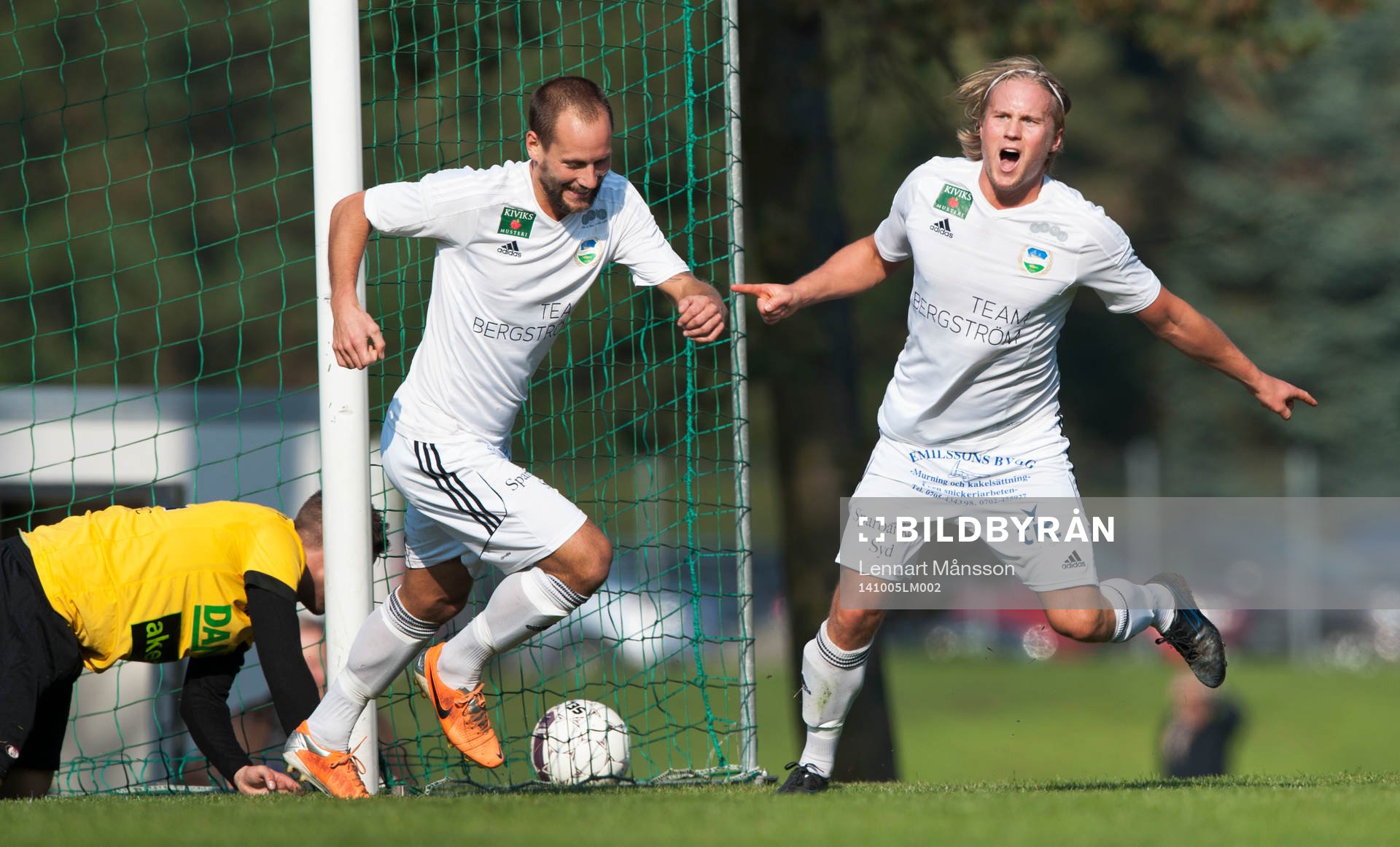 Österlens Henrik Lundgren har gjort 1-0  och grattas av