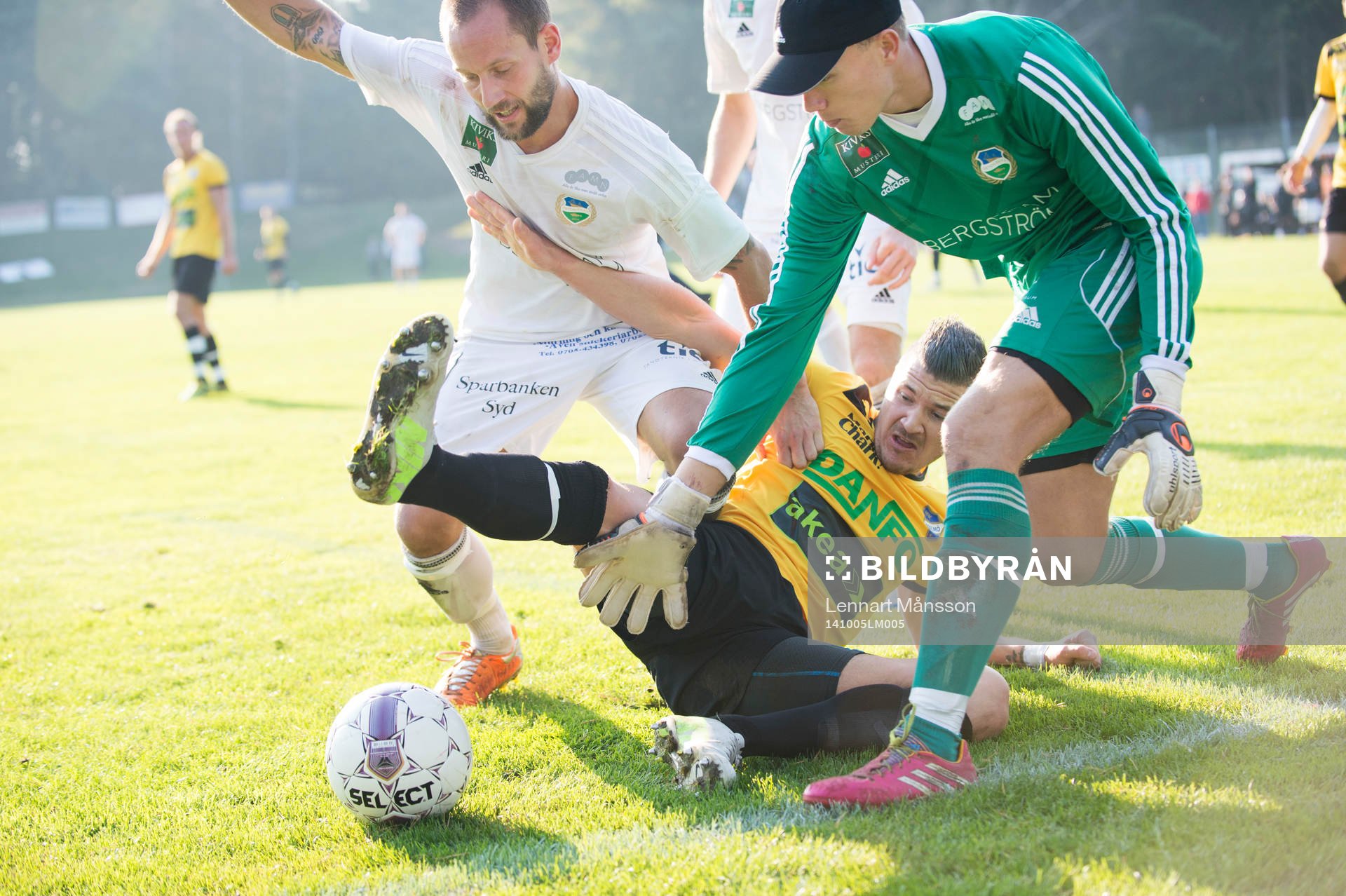 Österlen stoppar IFK Malmö i sista anfallet i matchen i division 3 mellan Österlen och IFK Malmö i Skillinge 5 oktober 2014.
