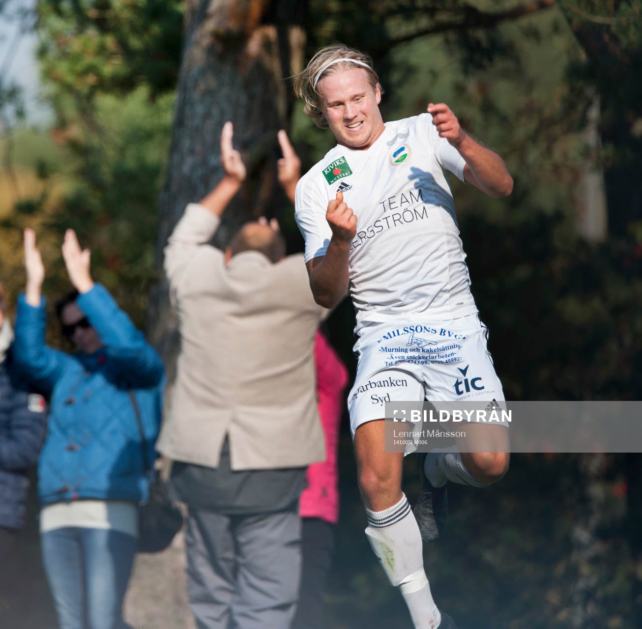  Österlens Henrik Lundgren har gjort 1-0 i matchen i division 3 mellan Österlen och IFK Malmö i Skillinge 5 oktober 2014.