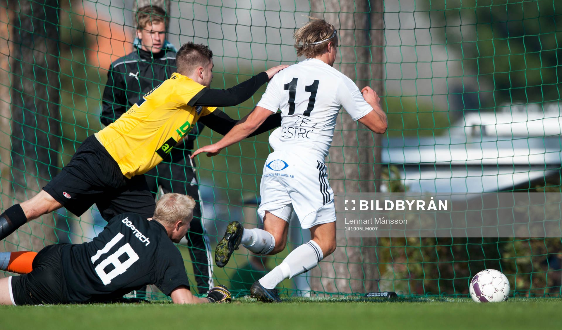 Österlens Henrik Lundgren har gjort 1-0 i matchen i