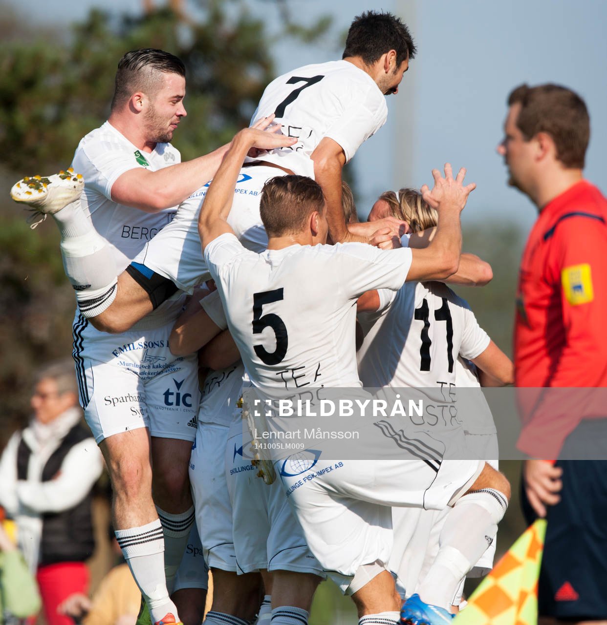  Österlens Henrik Lundgren har gjort 1-0 i matchen i division 3 mellan Österlen och IFK Malmö i Skillinge 5 oktober 2014.