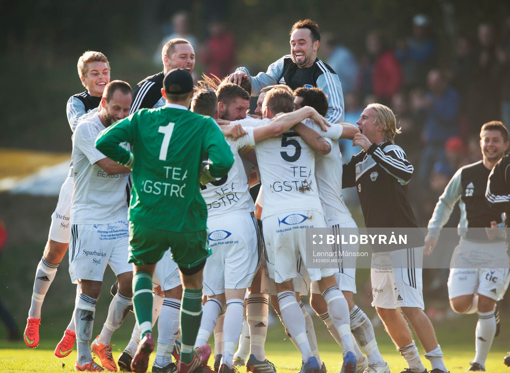 Österlen jublar när slutsignalen ljuder i matchen i