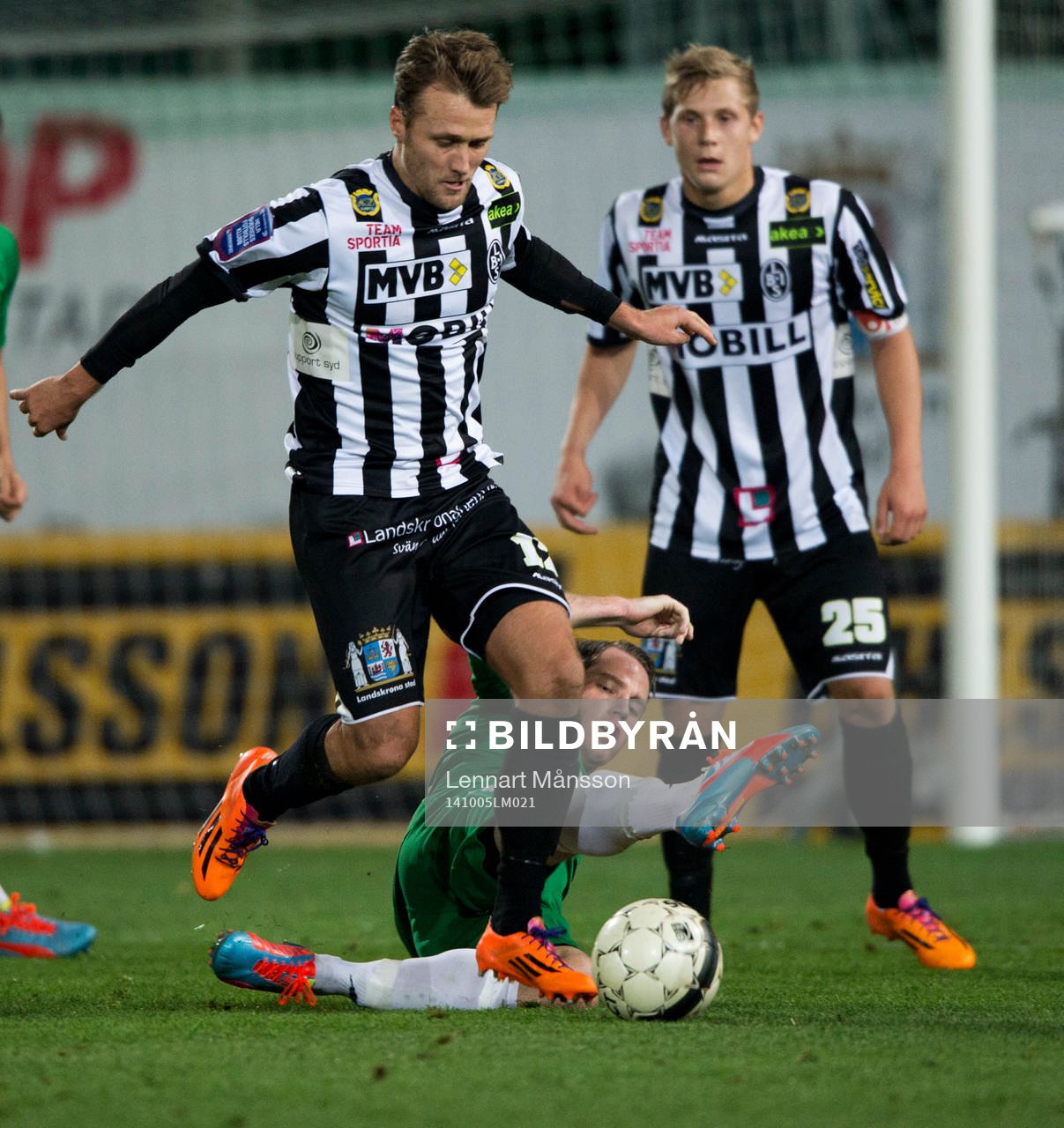 Hammarbys Johan Persson glidtacklar Landskronas Niclas