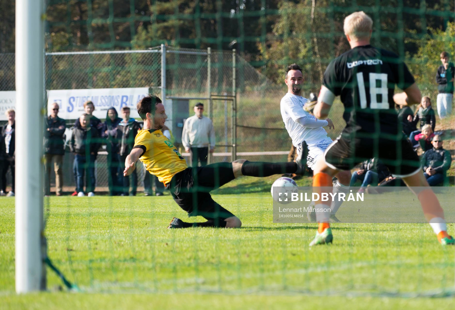 Glidtackling i matchen i division 3 mellan Österlen och IFK Malmö i Skillinge 5 oktober 2014.
