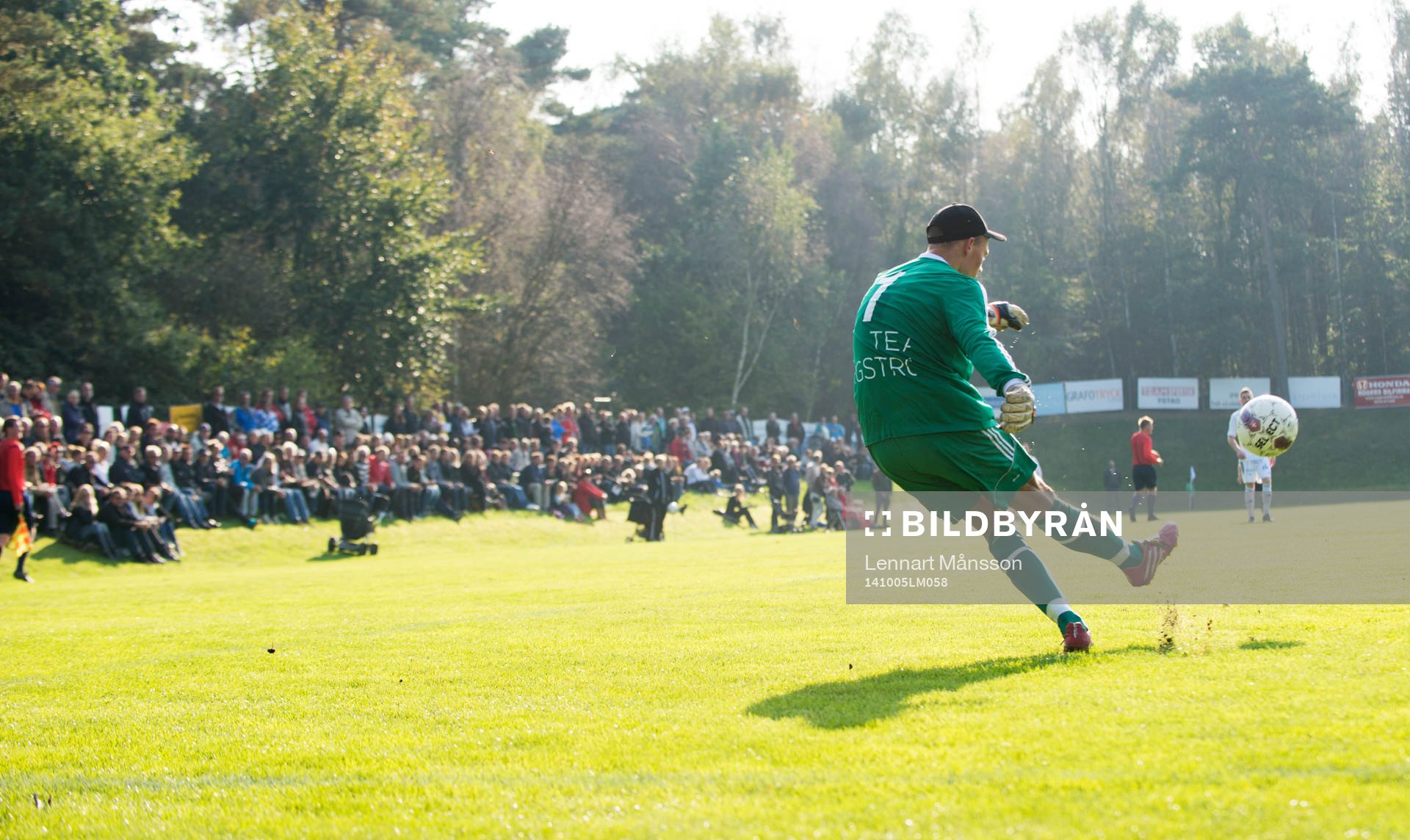 Idyllisk idrottsplats där Österlens målvakt sparkar in bollen i matchen i division 3 mellan Österlen och IFK Malmö i Skillinge 5 oktober 2014.