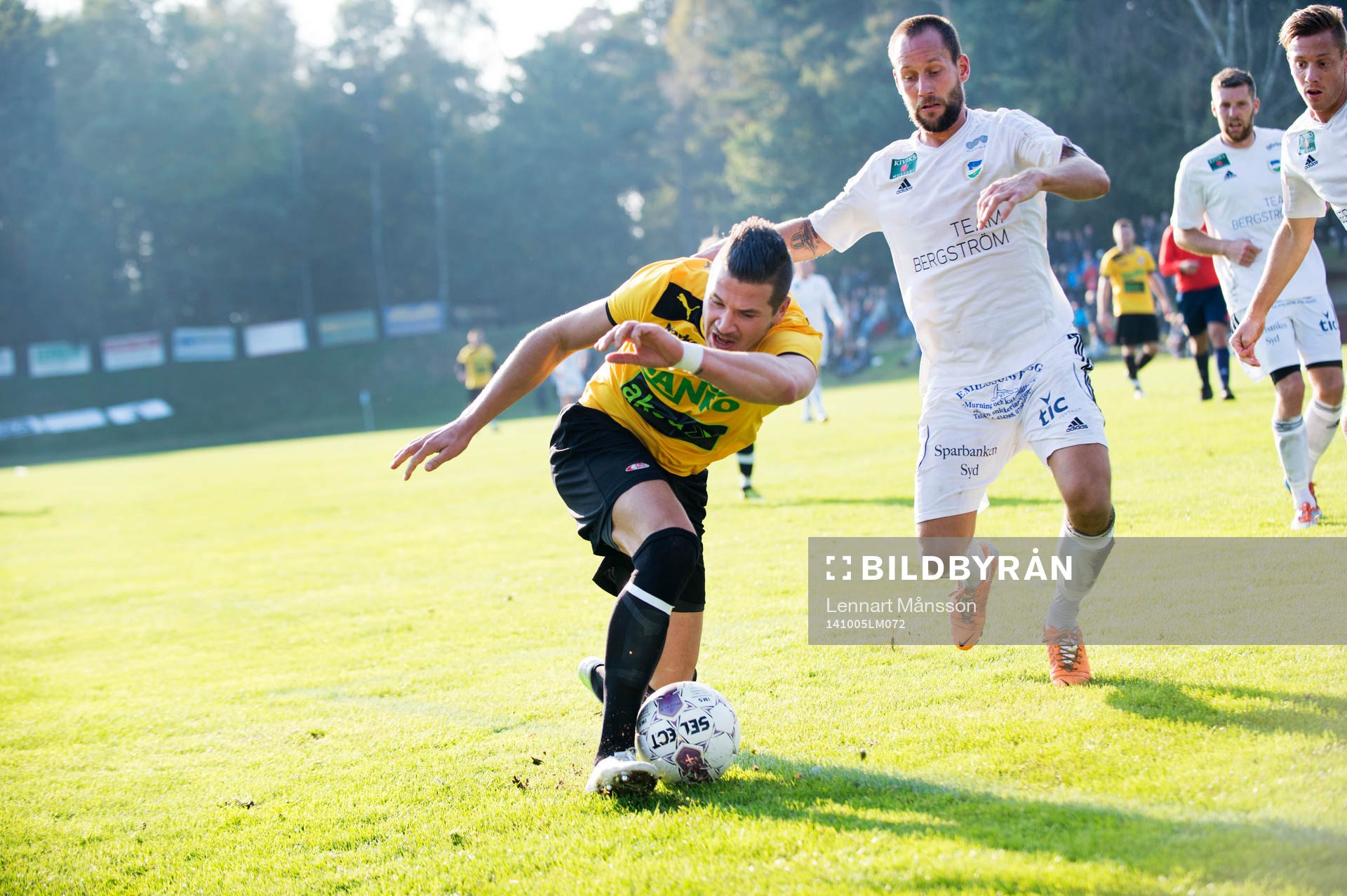 Österlen stoppar IFK Malmö i sista anfallet i matchen i division 3 mellan Österlen och IFK Malmö i Skillinge 5 oktober 2014.