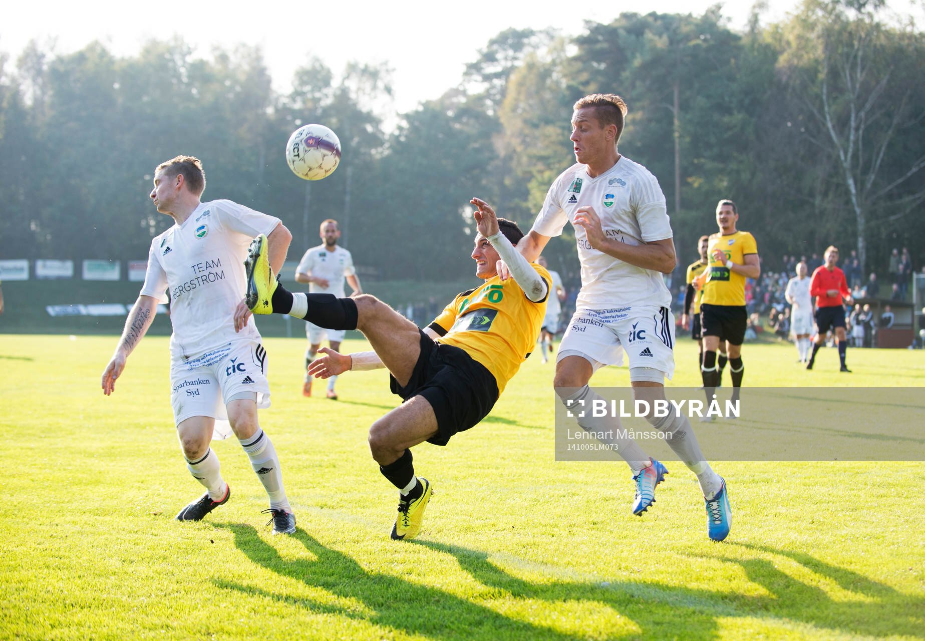 Österlen stoppar IFK Malmö i sista anfallet i matchen i division 3 mellan Österlen och IFK Malmö i Skillinge 5 oktober 2014.