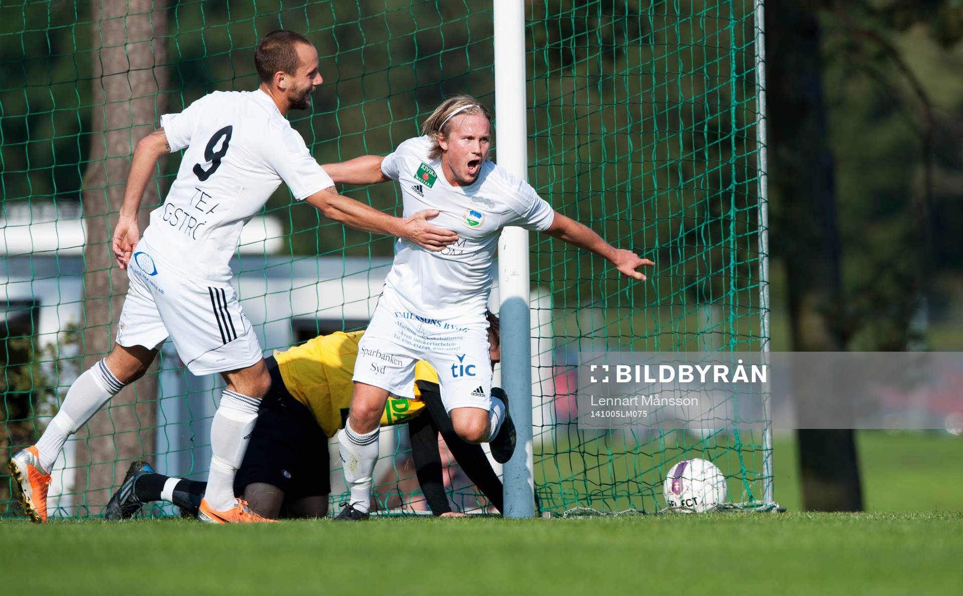 Österlens Henrik Lundgren har gjort 1-0  och grattas av
