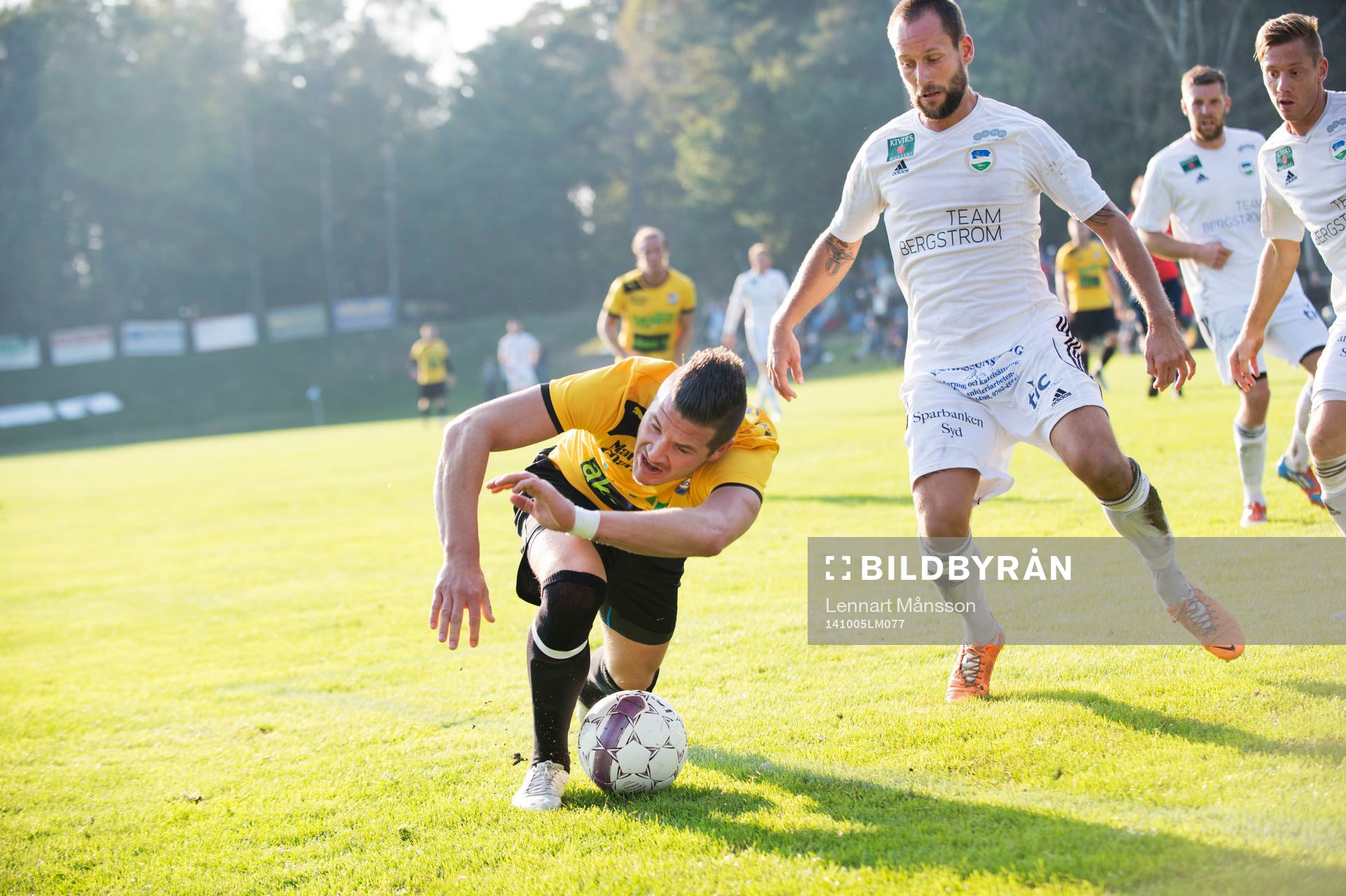 Österlen stoppar IFK Malmö i sista anfallet i matchen i division 3 mellan Österlen och IFK Malmö i Skillinge 5 oktober 2014.