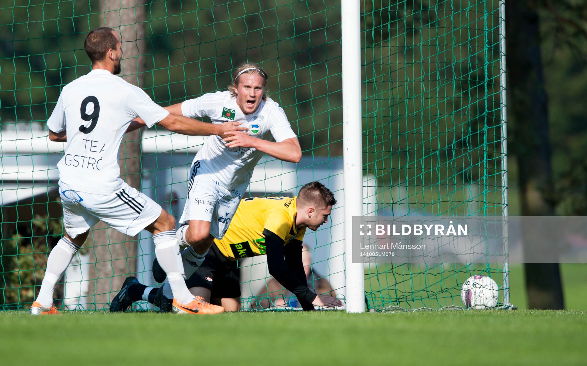 Österlens Henrik Lundgren har gjort 1-0  och grattas av