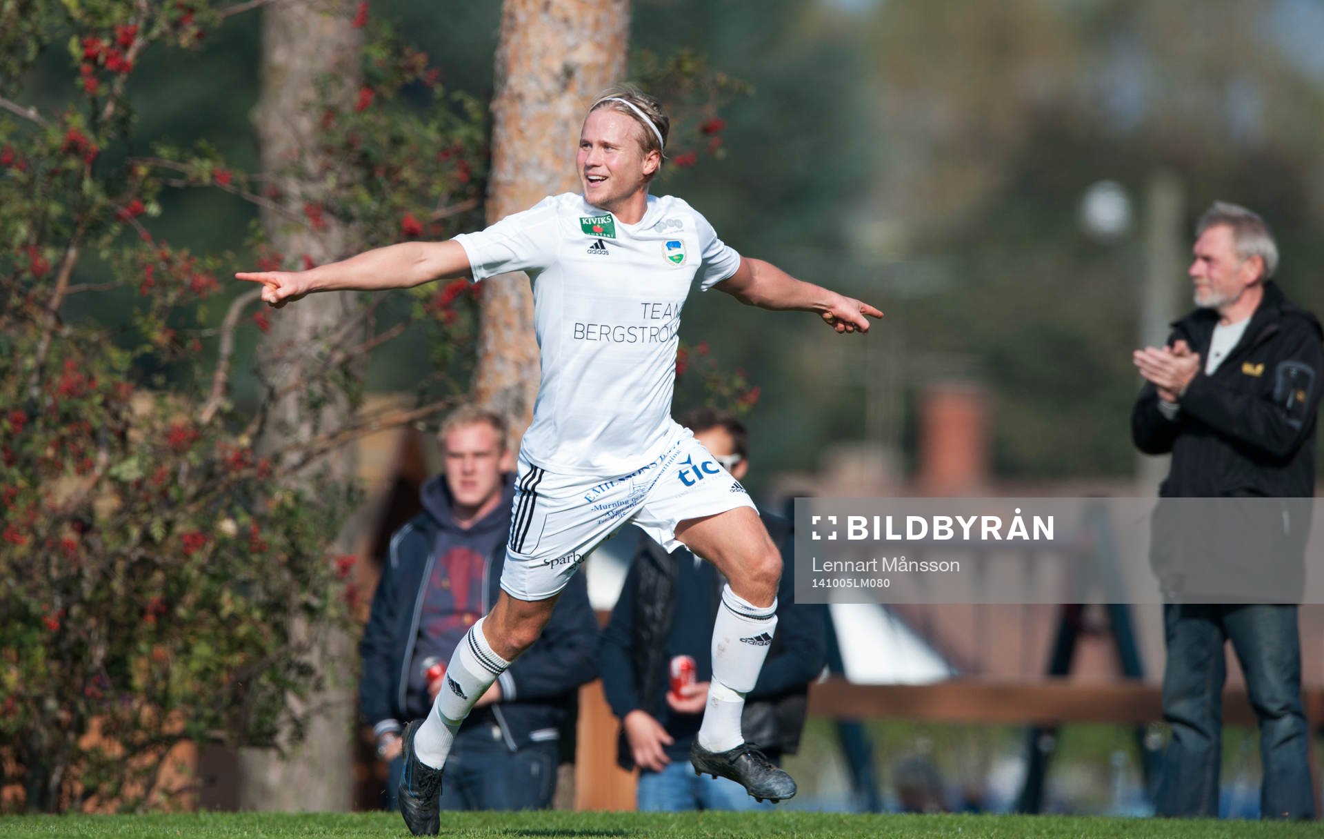  Österlens Henrik Lundgren har gjort 1-0 i matchen i division 3 mellan Österlen och IFK Malmö i Skillinge 5 oktober 2014.