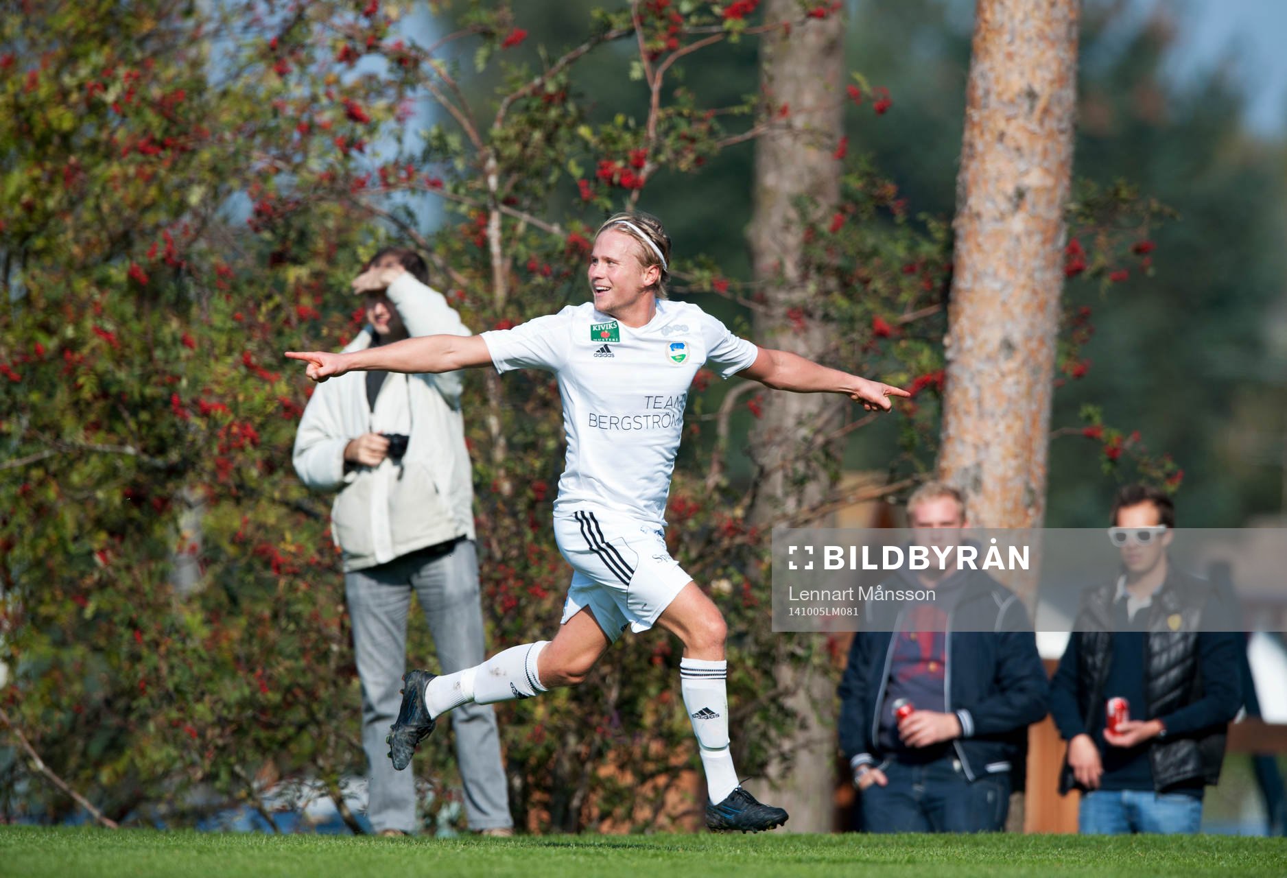  Österlens Henrik Lundgren har gjort 1-0 i matchen i division 3 mellan Österlen och IFK Malmö i Skillinge 5 oktober 2014.