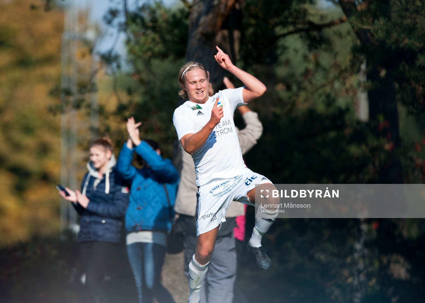 Österlens Henrik Lundgren har gjort 1-0 i matchen i division 3 mellan Österlen och IFK Malmö i Skillinge 5 oktober 2014.