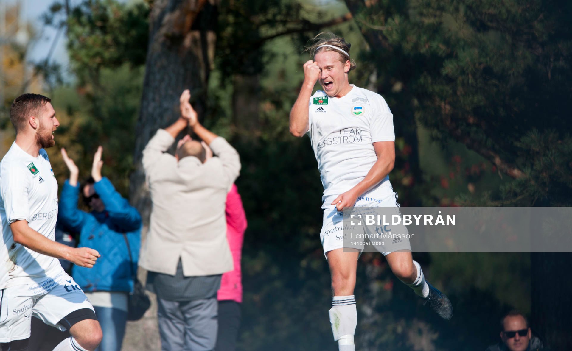  Österlens Henrik Lundgren har gjort 1-0 i matchen i division 3 mellan Österlen och IFK Malmö i Skillinge 5 oktober 2014.