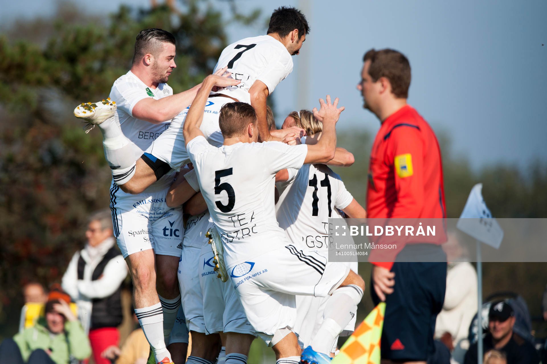  Österlens Henrik Lundgren har gjort 1-0 i matchen i division 3 mellan Österlen och IFK Malmö i Skillinge 5 oktober 2014.