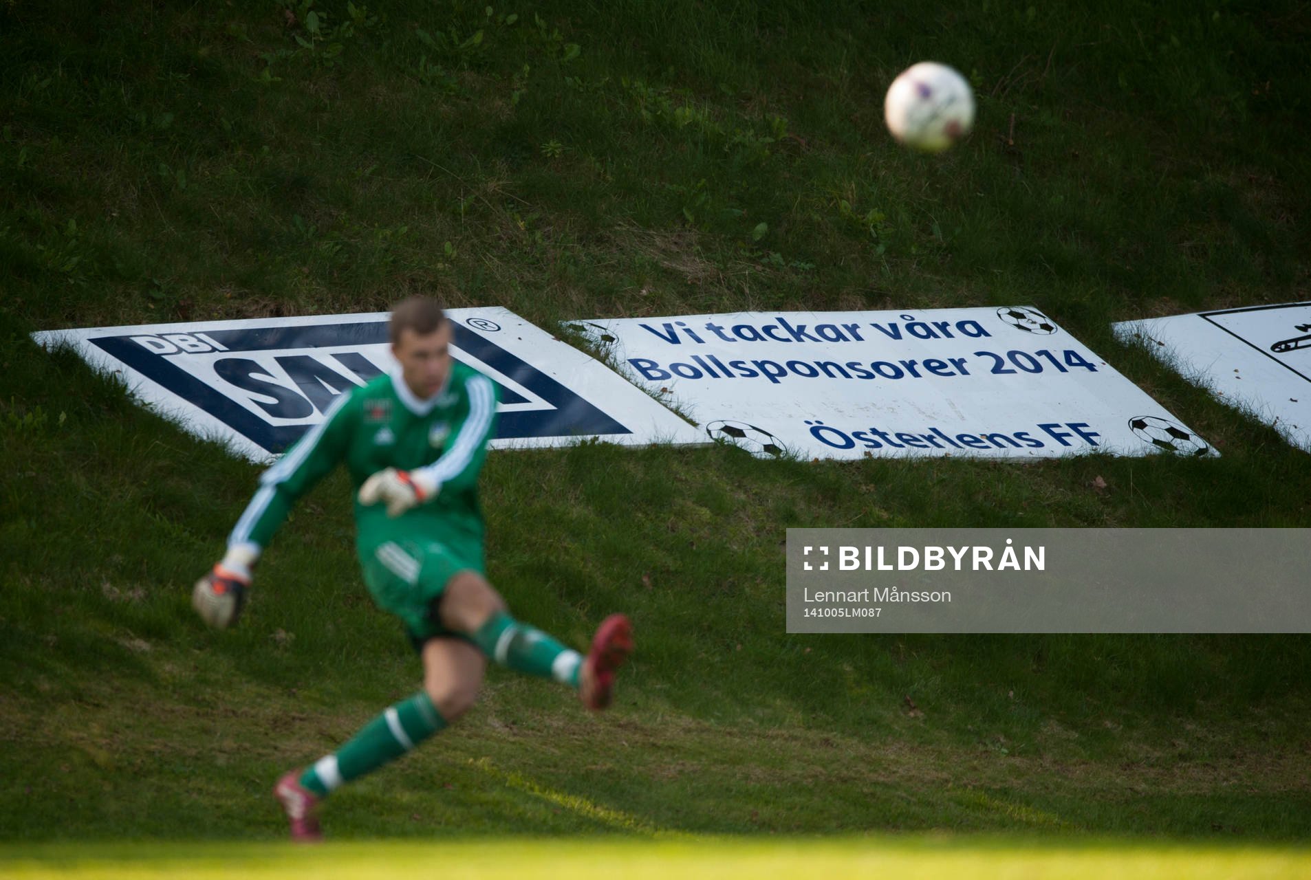 Österlen tackar  sponsorerna  i matchen i division 3 mellan Österlen och IFK Malmö i Skillinge 5 oktober 2014.