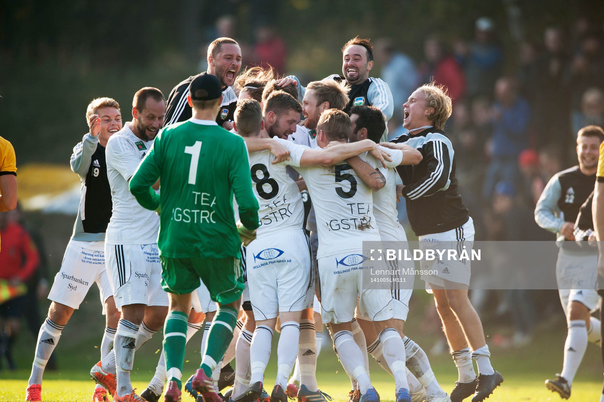 Österlen jublar när slutsignalen ljuder i matchen i