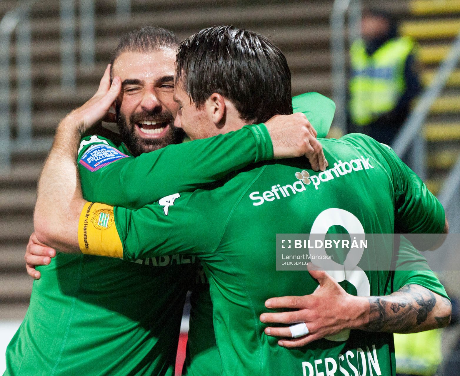 Hammarbys Nahir Besara har gjort 3-1 och grattas av Johan