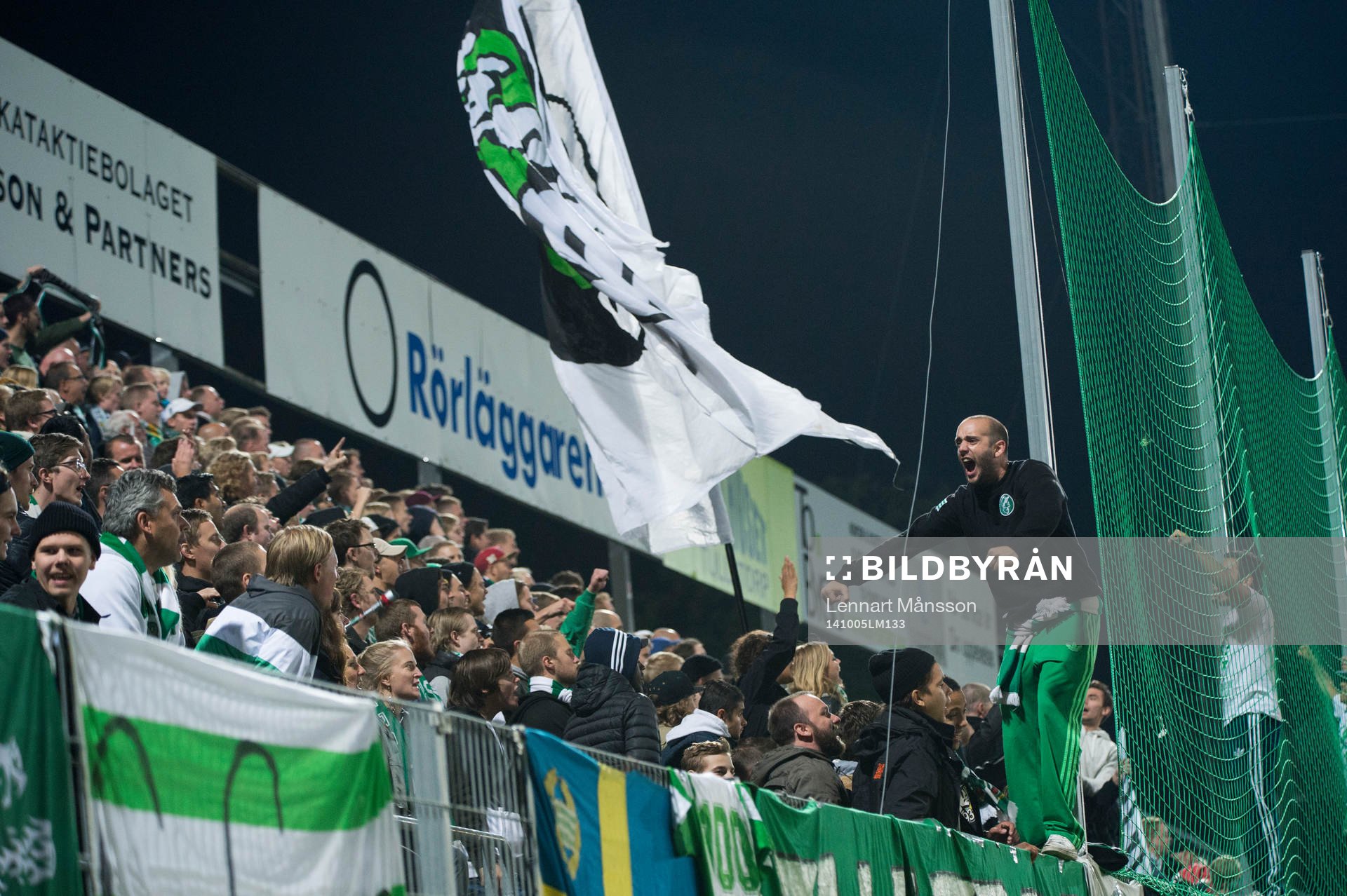Hammarby-supportrar i matchen i superettan mellan