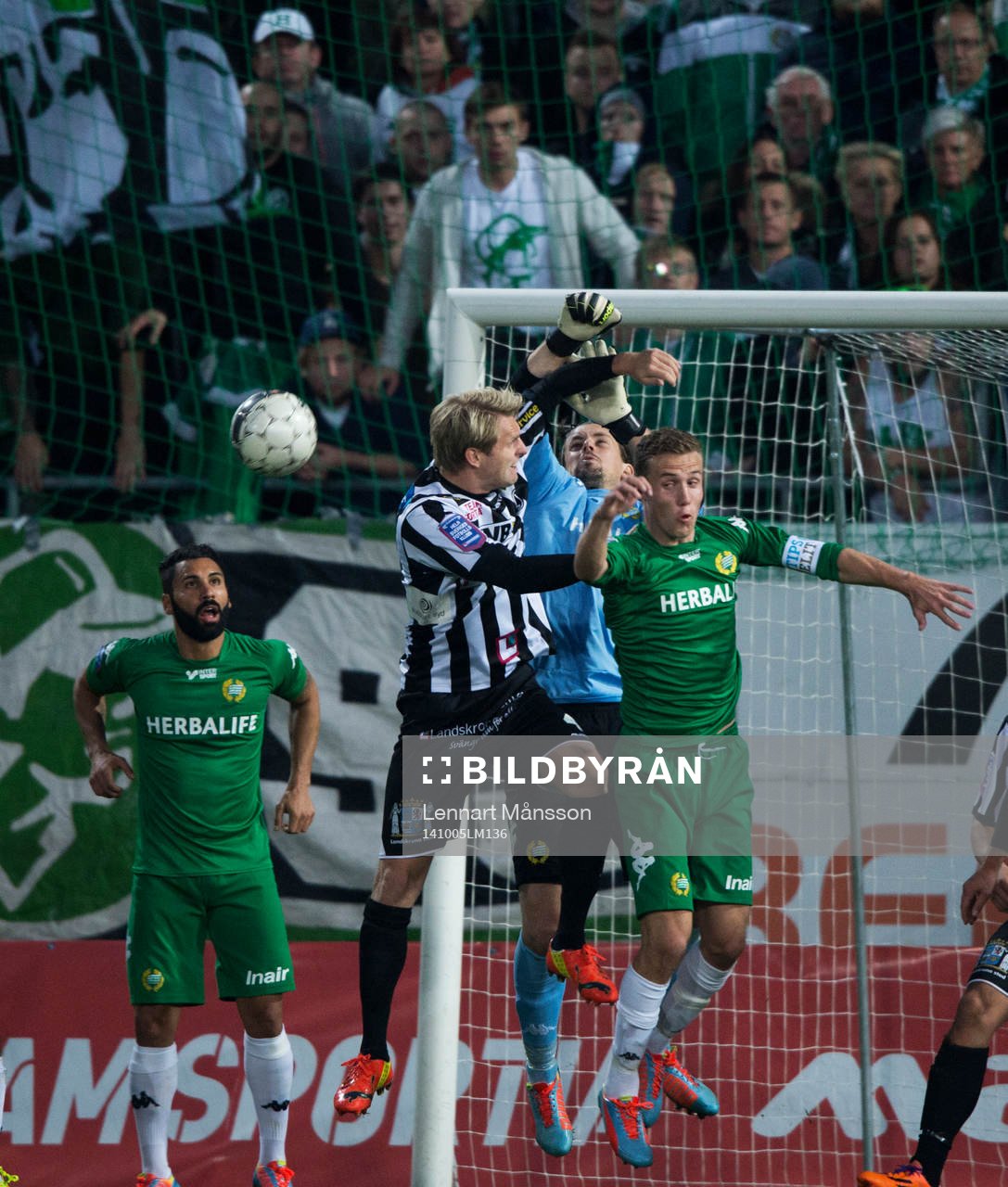 Målvakten boxar bort bollen matchen i superettan mellan