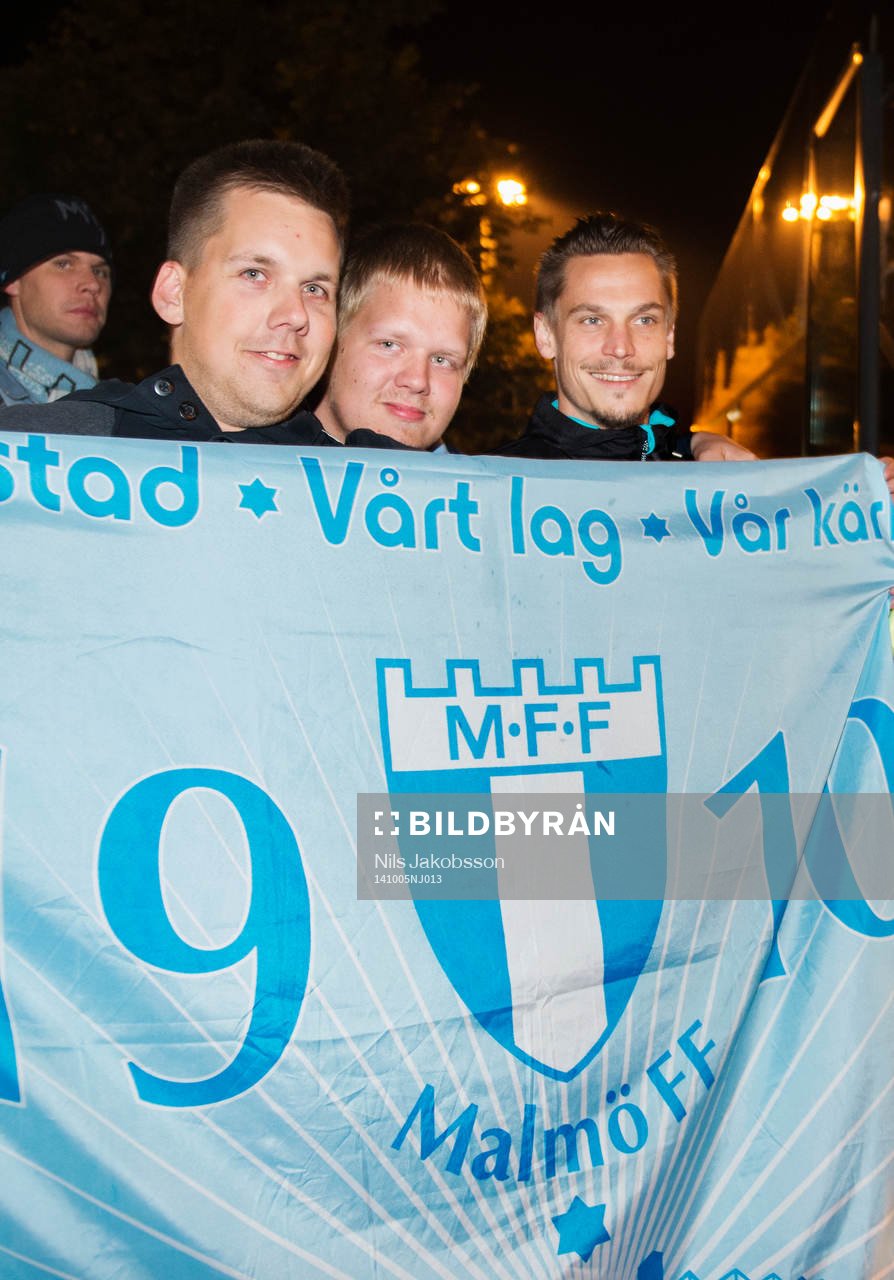 Malmö FFs Markus Rosenberg med supportrar när Malmö FF
