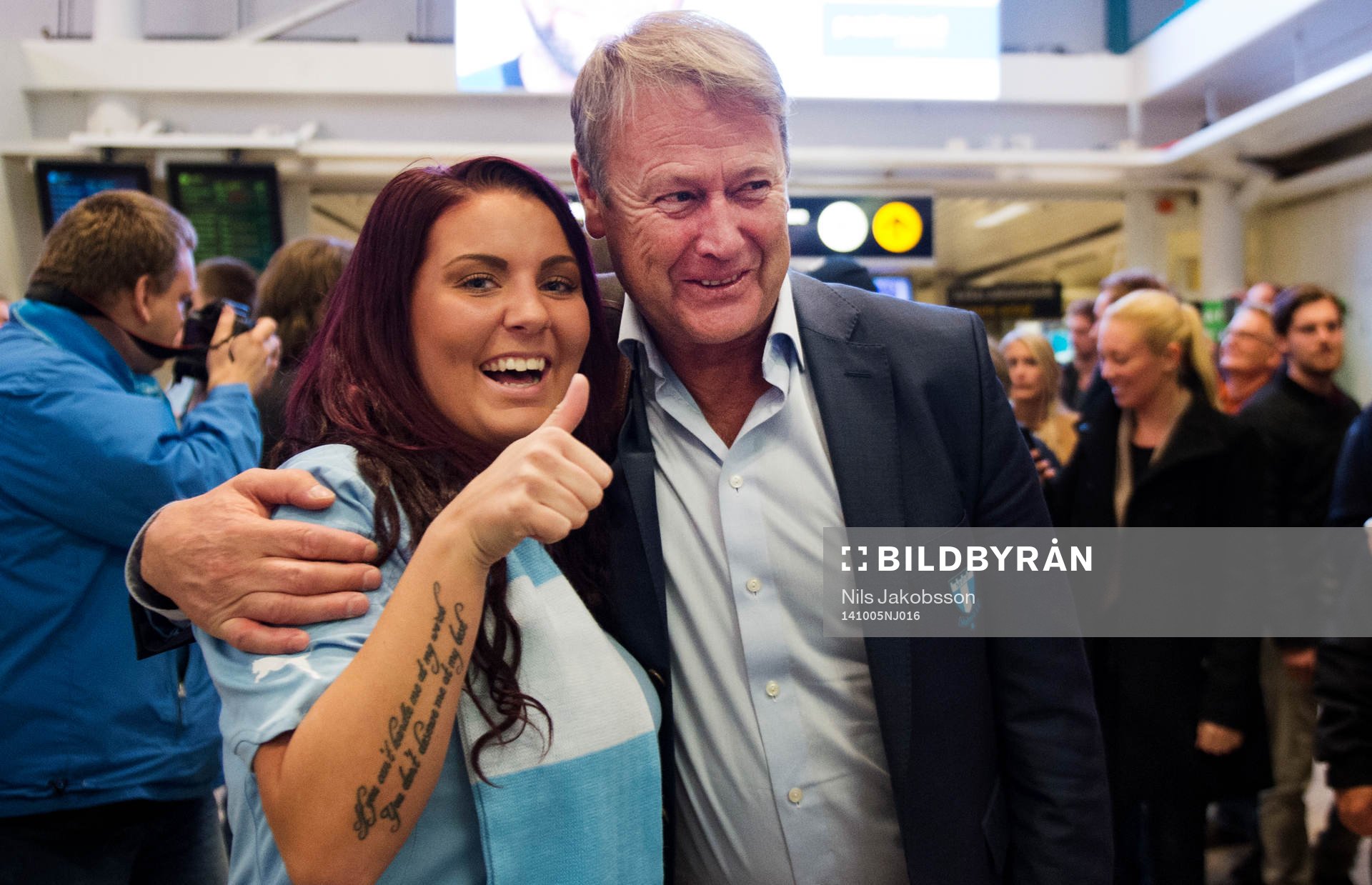 En supporter och Malmö FFs tränare Åge Hareide när