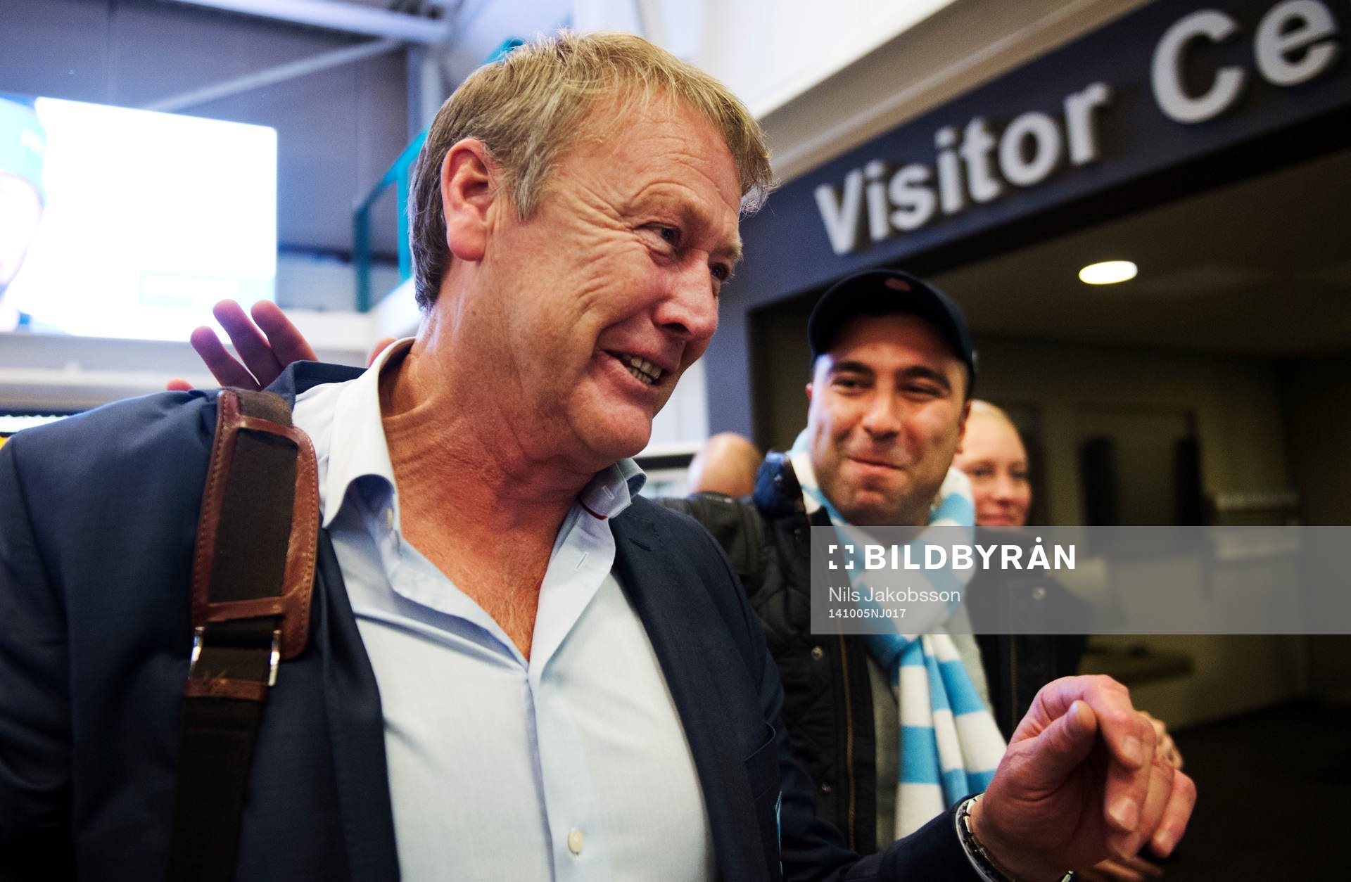 En supporter och Malmö FFs tränare Åge Hareide när