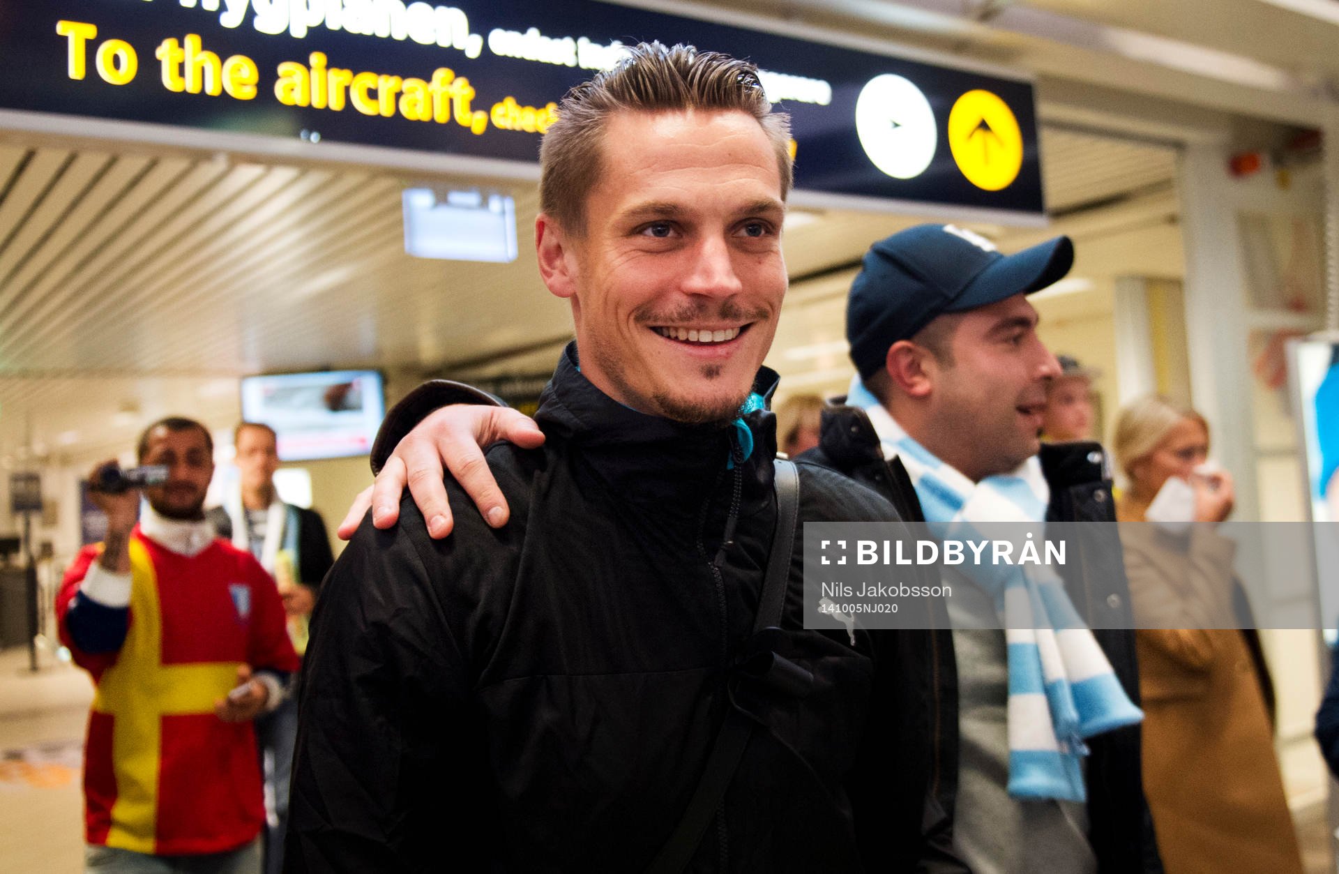 Malmö FFs Markus Rosenberg med supportrar när Malmö FF