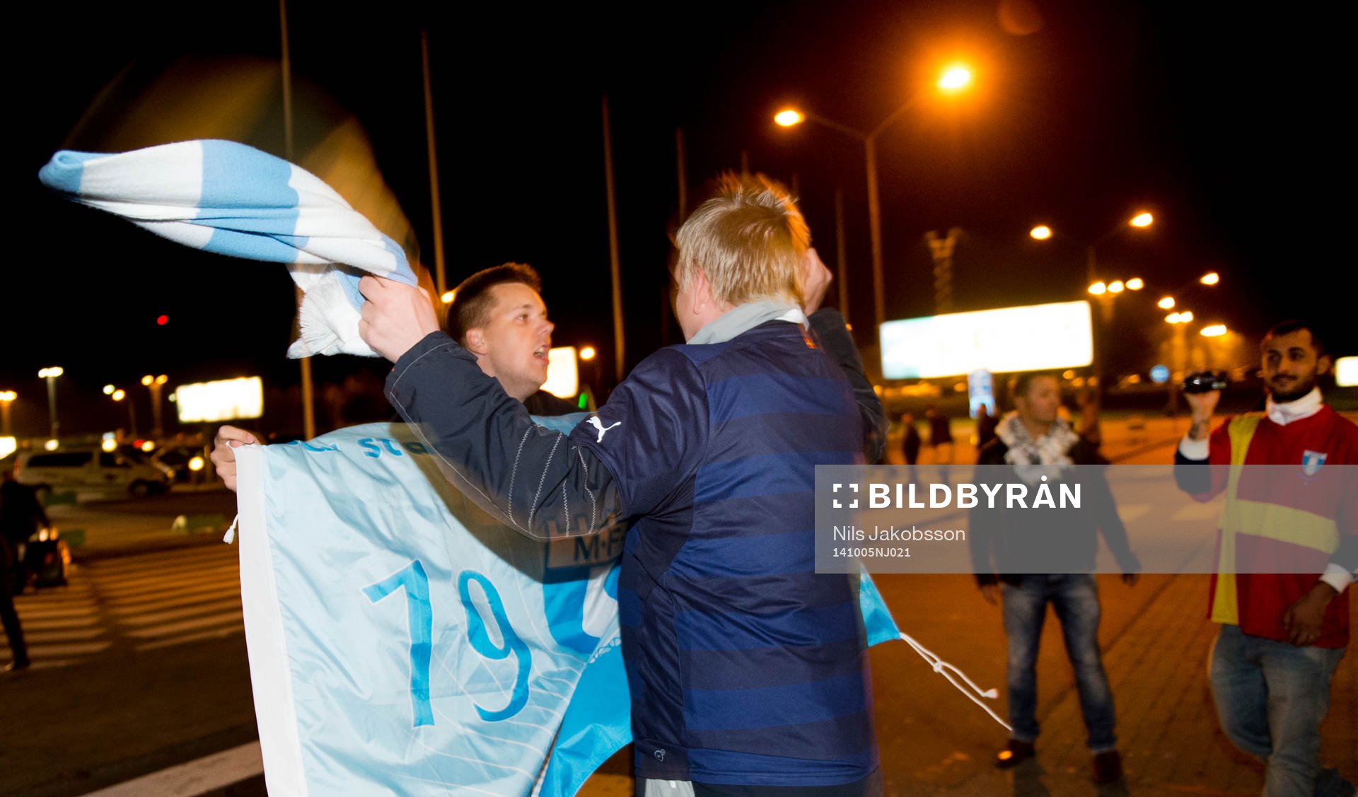 Supportrar firar när Malmö FF landar på Sturup och firar