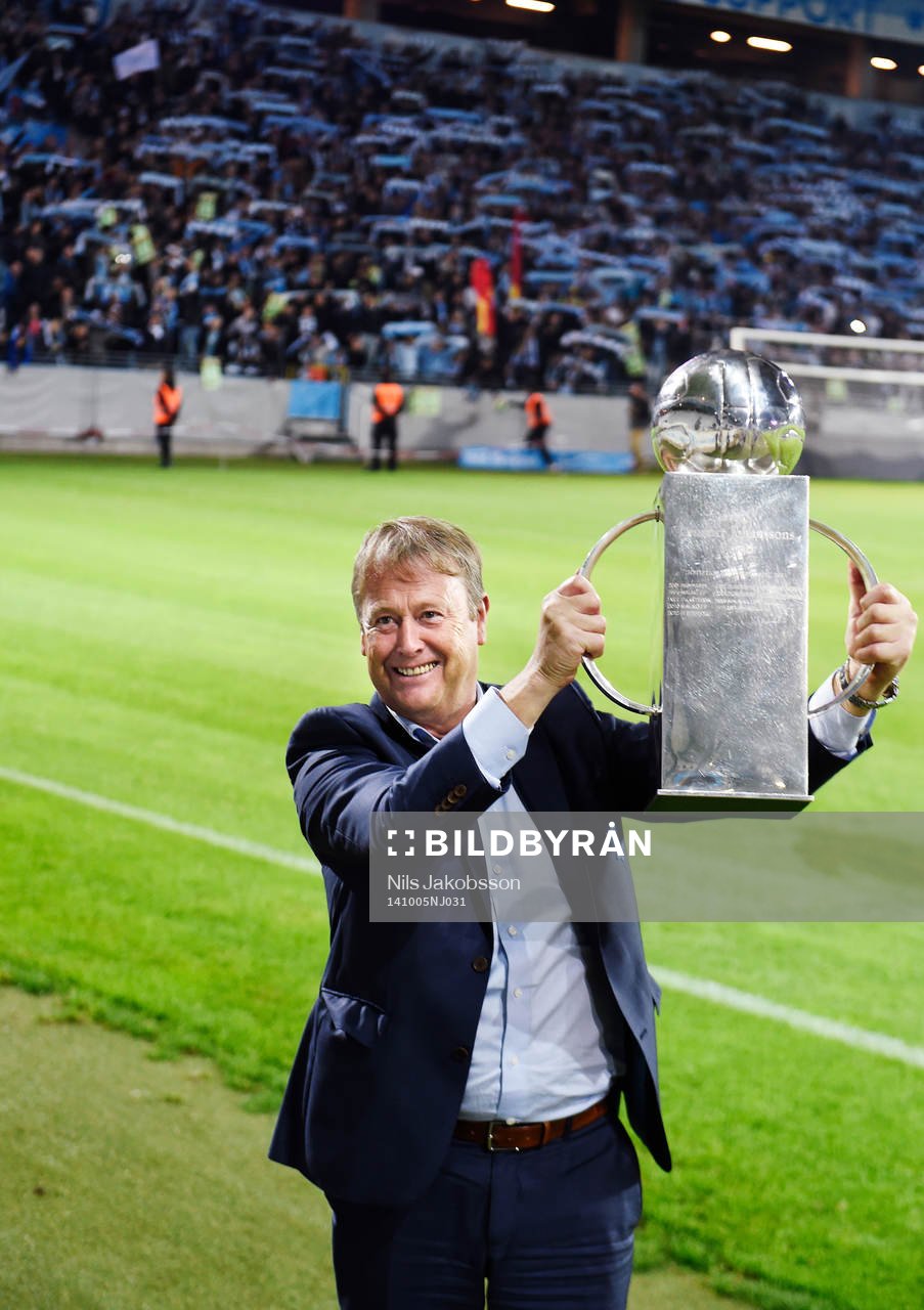 s tränare Åge Hareide firar lagets SM-guld med att hålla