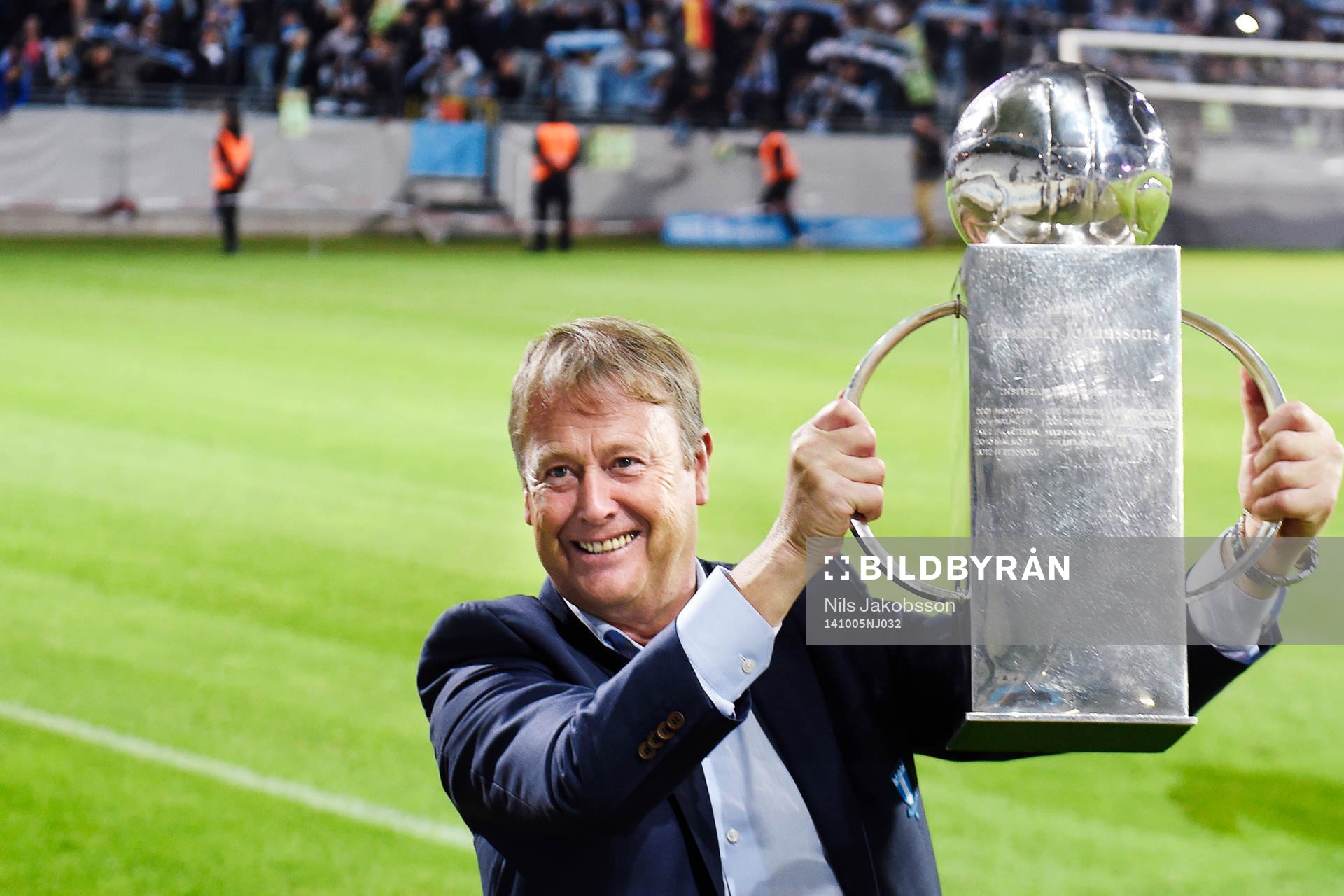 s tränare Åge Hareide firar lagets SM-guld med att hålla