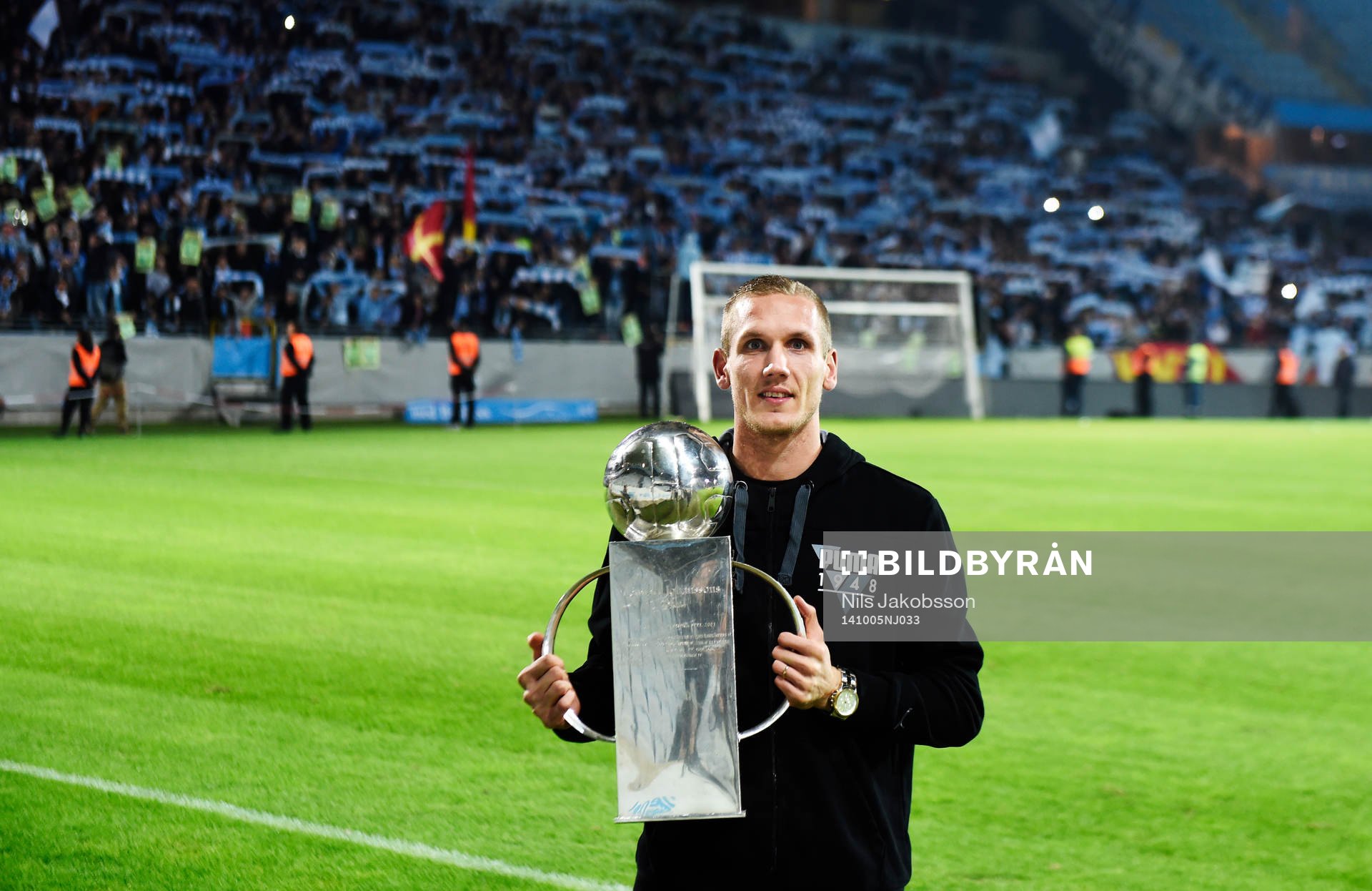 s målvakt Robin Olsen firar lagets SM-guld med att hålla