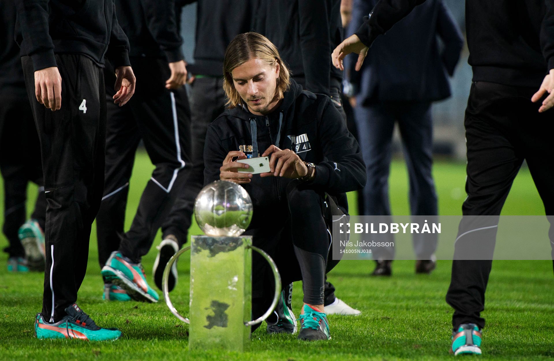 Malmö FFs Markus Halsti fotar Lennart Johanssons pokal