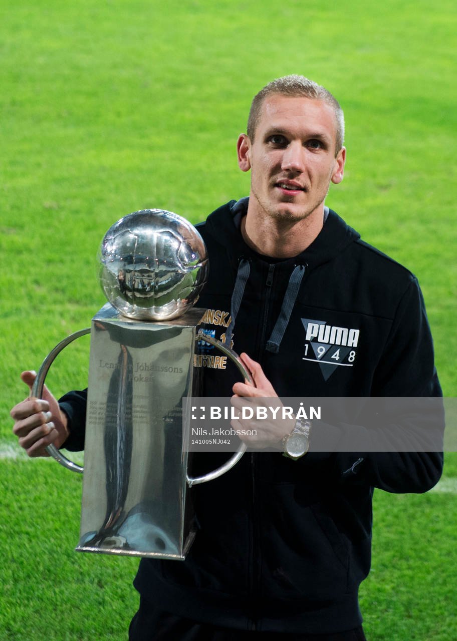 Malmö FFs målvakt Robin Olsen med Lennart Johanssons pokal när Malmö FF firar sitt SM-guld den 5 oktober 2014 i Malmö.
