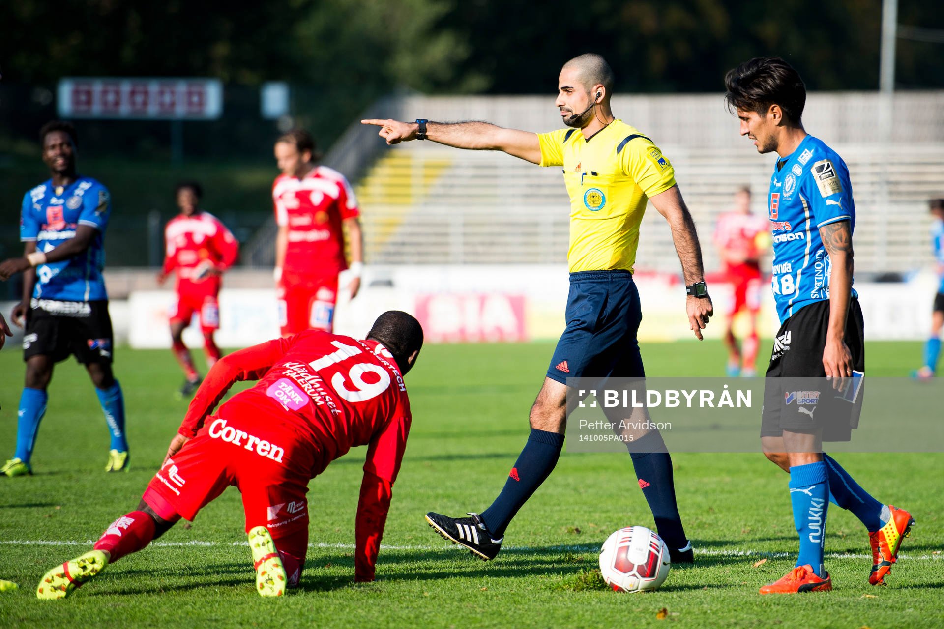 Åtvidabergs John Owoeri har fällts och domare Mohammed Al-Hakim dömmer straff under fotbollsmatchen i Allsvenskan mellan Halmstad och Åtvidaberg den 5 oktober 2014 i Halmstad.