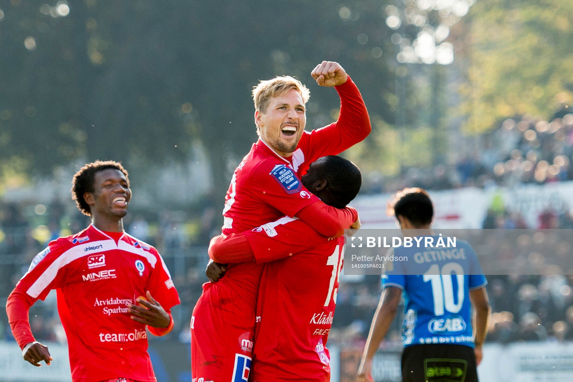 Åtvidabergs Martin Christensen jublar ihop med John Owoeri