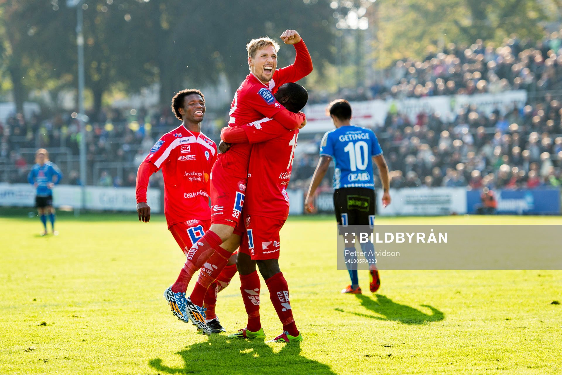 Åtvidabergs Martin Christensen jublar ihop med John Owoeri
