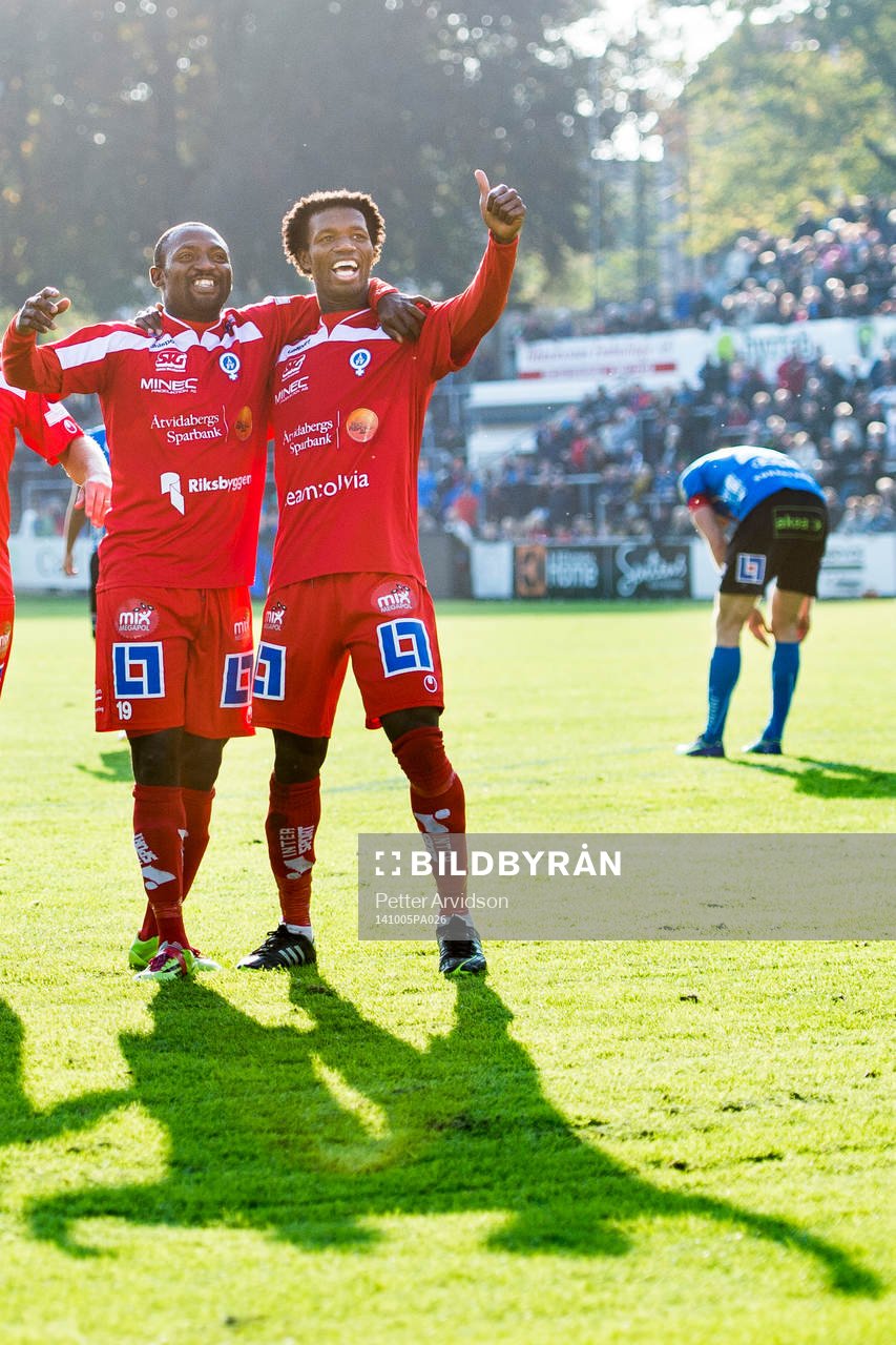 Åtvidabergs John Owoeri jublar ihop med Mohammed Abubakari