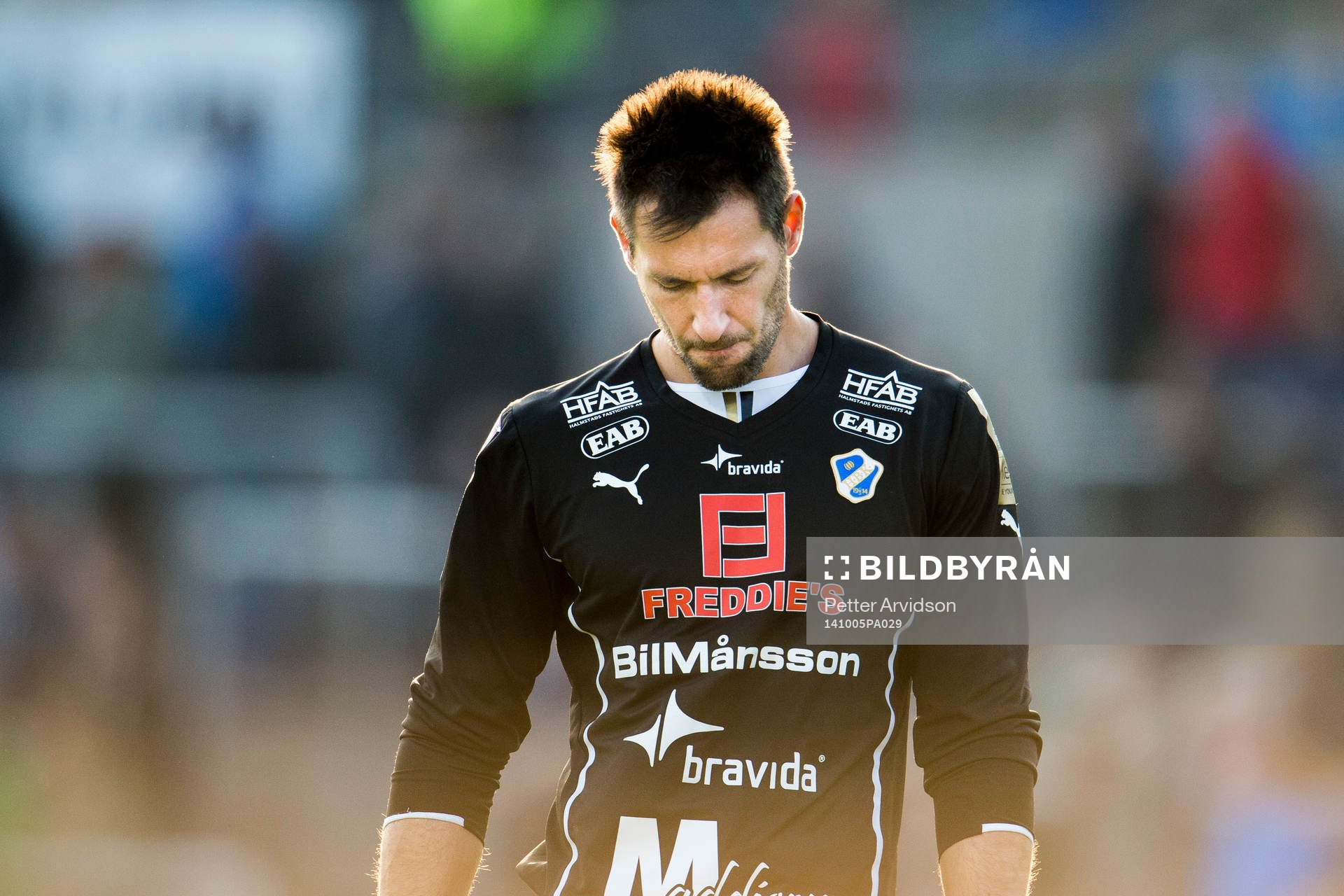 Halmstads målvakt Stojan Lukic deppar