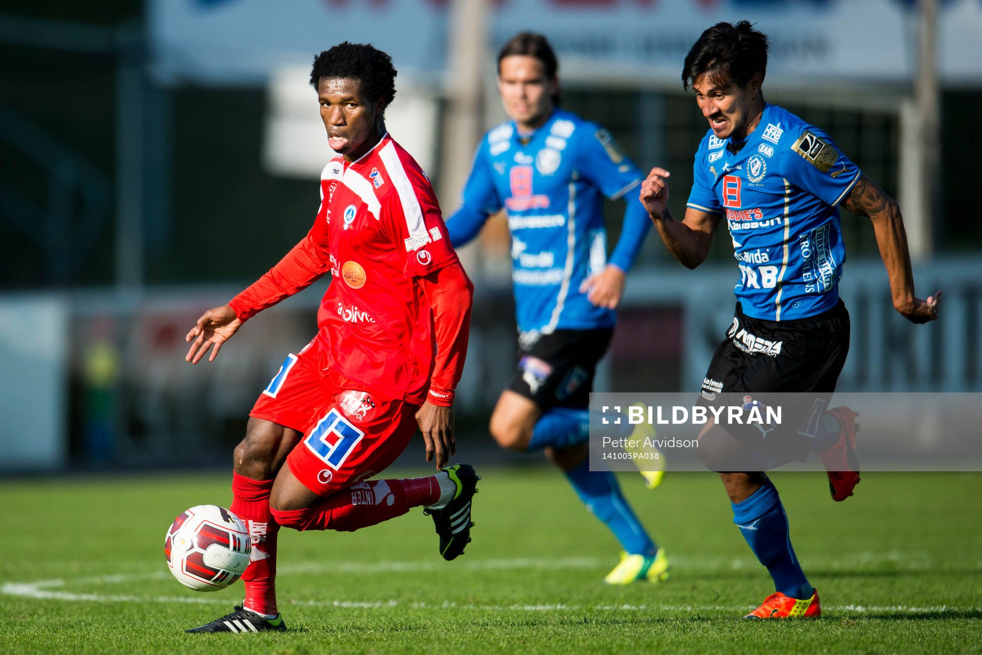 Åtvidabergs Mohammed Abubakari jagas av Halmstads Antonio